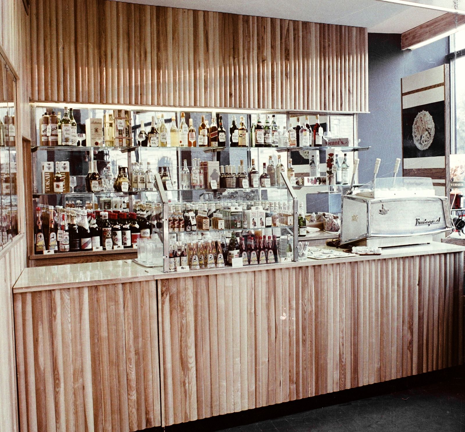 Hungary, Budapest VIII., II. János Pál pápa (Köztársaság) tér 8., Mézes Mackó büfé., 1969, Bauer Sándor, Budapest, Fortepan #111677