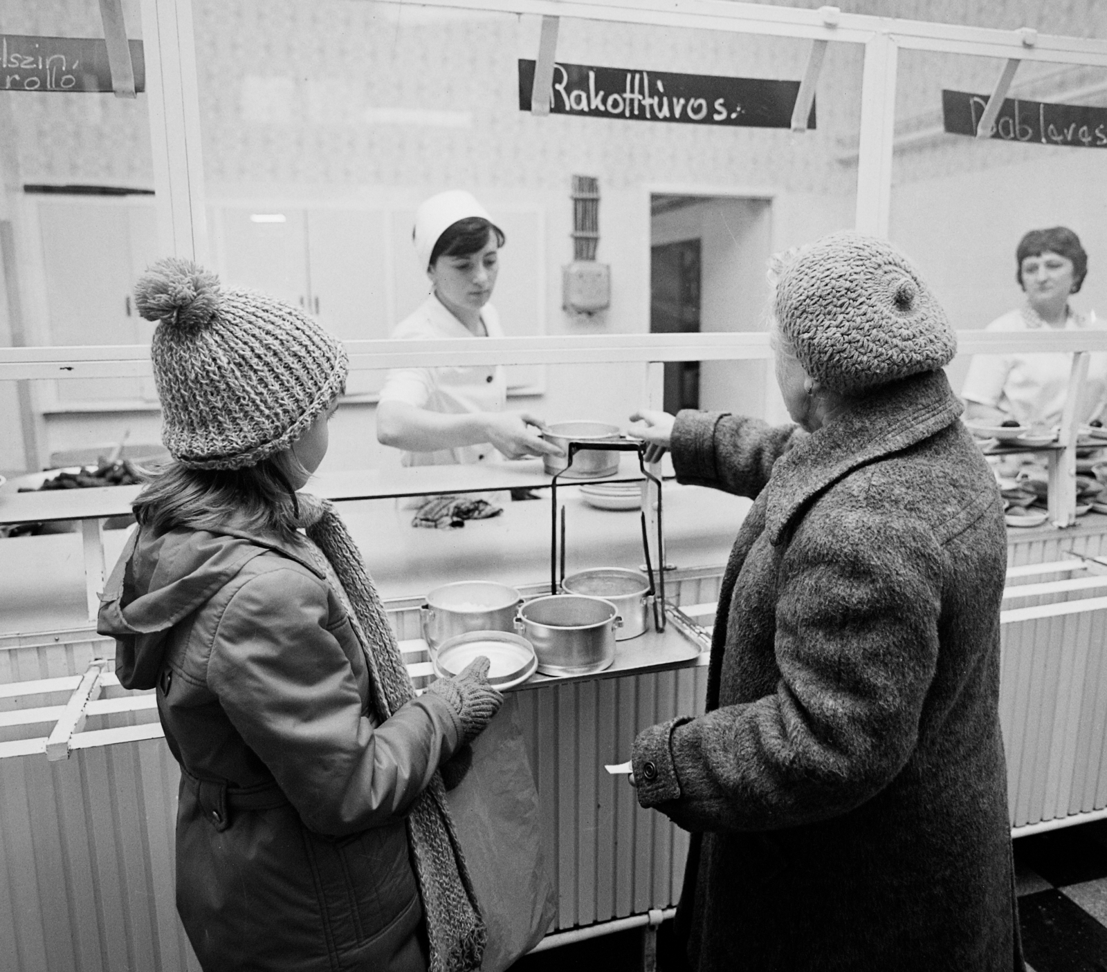 Hungary, Dunaújváros, Építők útja, Otthon étterem., 1979, Bauer Sándor, women, kid, knitwear, self-serving restaurant, dinner pail, Fortepan #111680