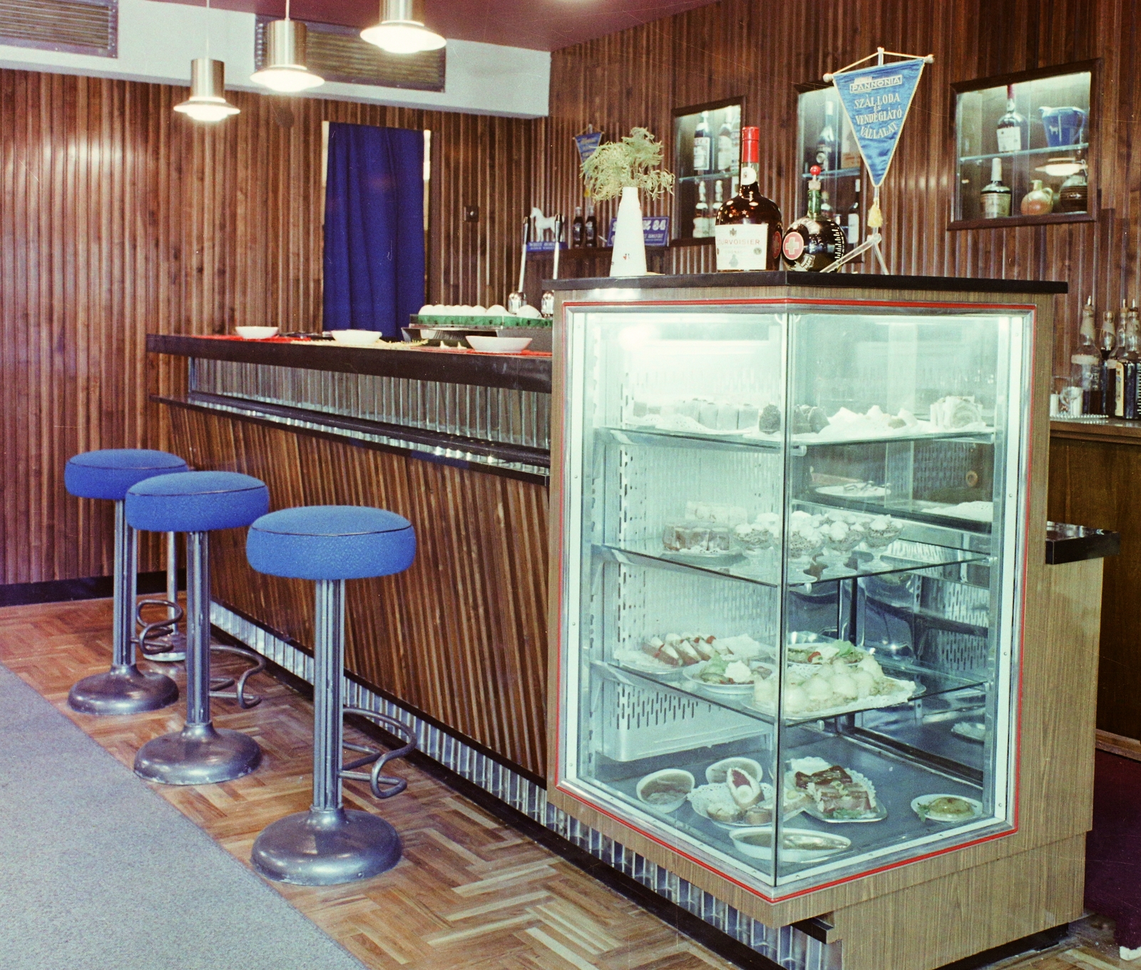 Hungary, Budapest VIII., II. János Pál pápa (Köztársaság) tér 8., Mézes Mackó büfé., 1969, Bauer Sándor, bar stool, Budapest, Fortepan #111690