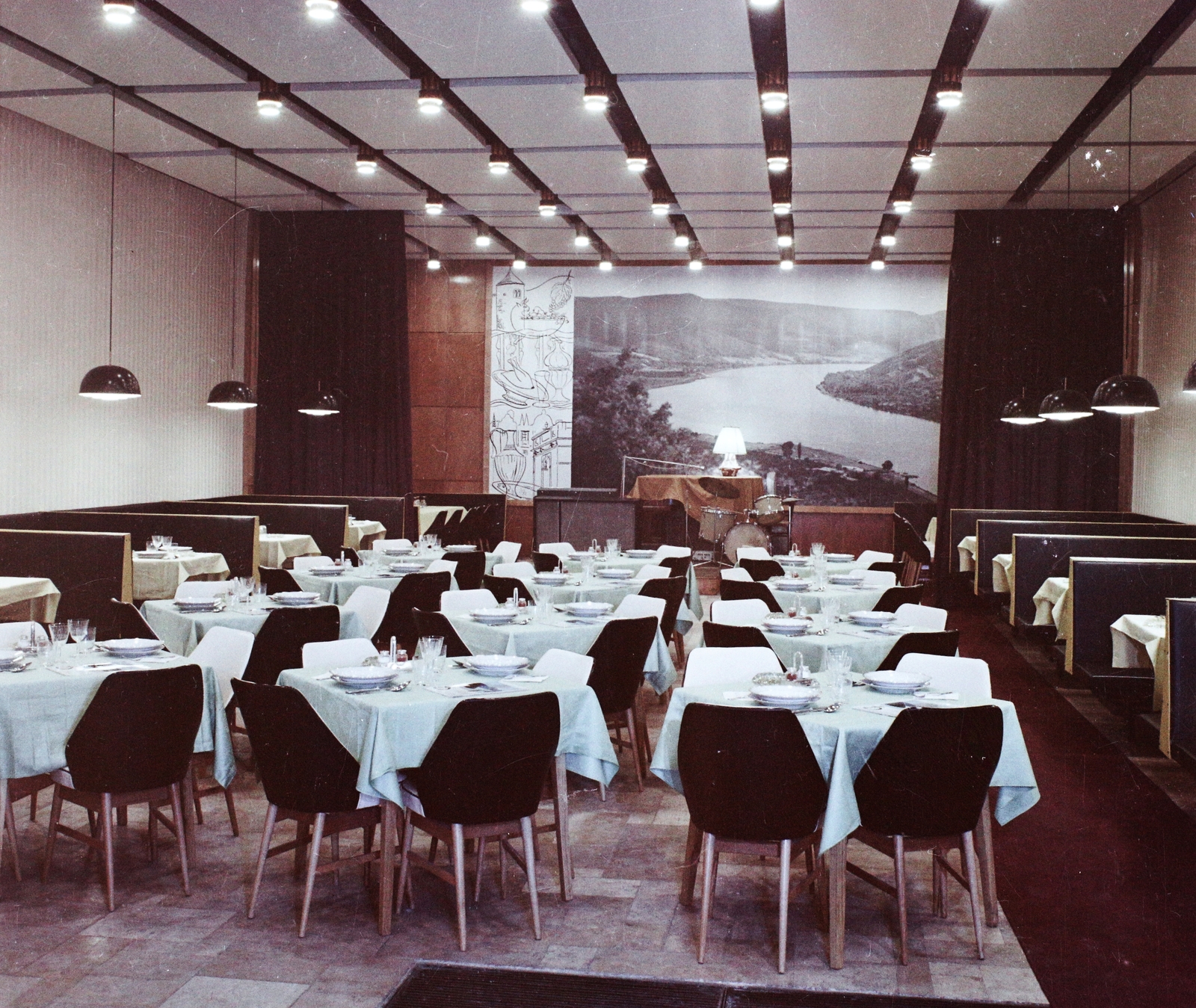 Hungary, Vác, Dr. Csányi László körút (Lenin út) 35., Fehér Galamb étterem., 1969, Bauer Sándor, restaurant, Fortepan #111694