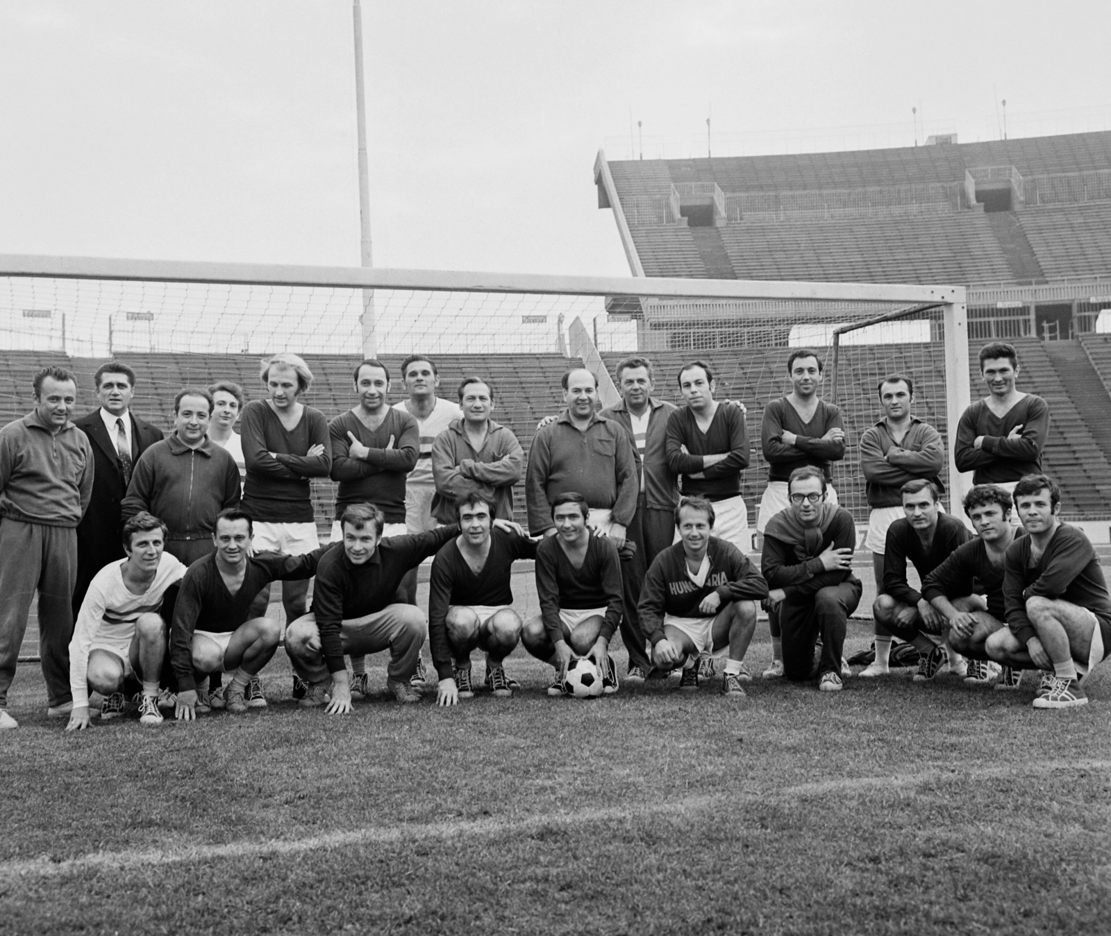 Hungary, Népstadion, Budapest XIV., öregfiúk mérkőzés résztvevői. A guggoló sorban balról a második Vilezsál Oszkár, a Ferencváros egykori játékosa., 1966, Bauer Sándor, soccer team, Budapest, Fortepan #111706