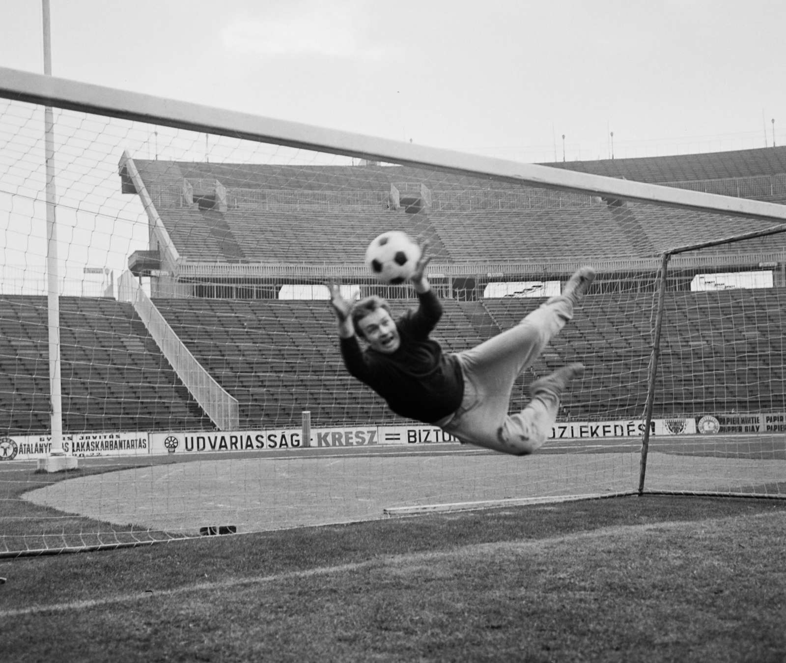 Hungary, Népstadion, Budapest XIV., 1966, Bauer Sándor, soccer field, soccer ball, goalkeeper, Budapest, floating mid-air, Fortepan #111707