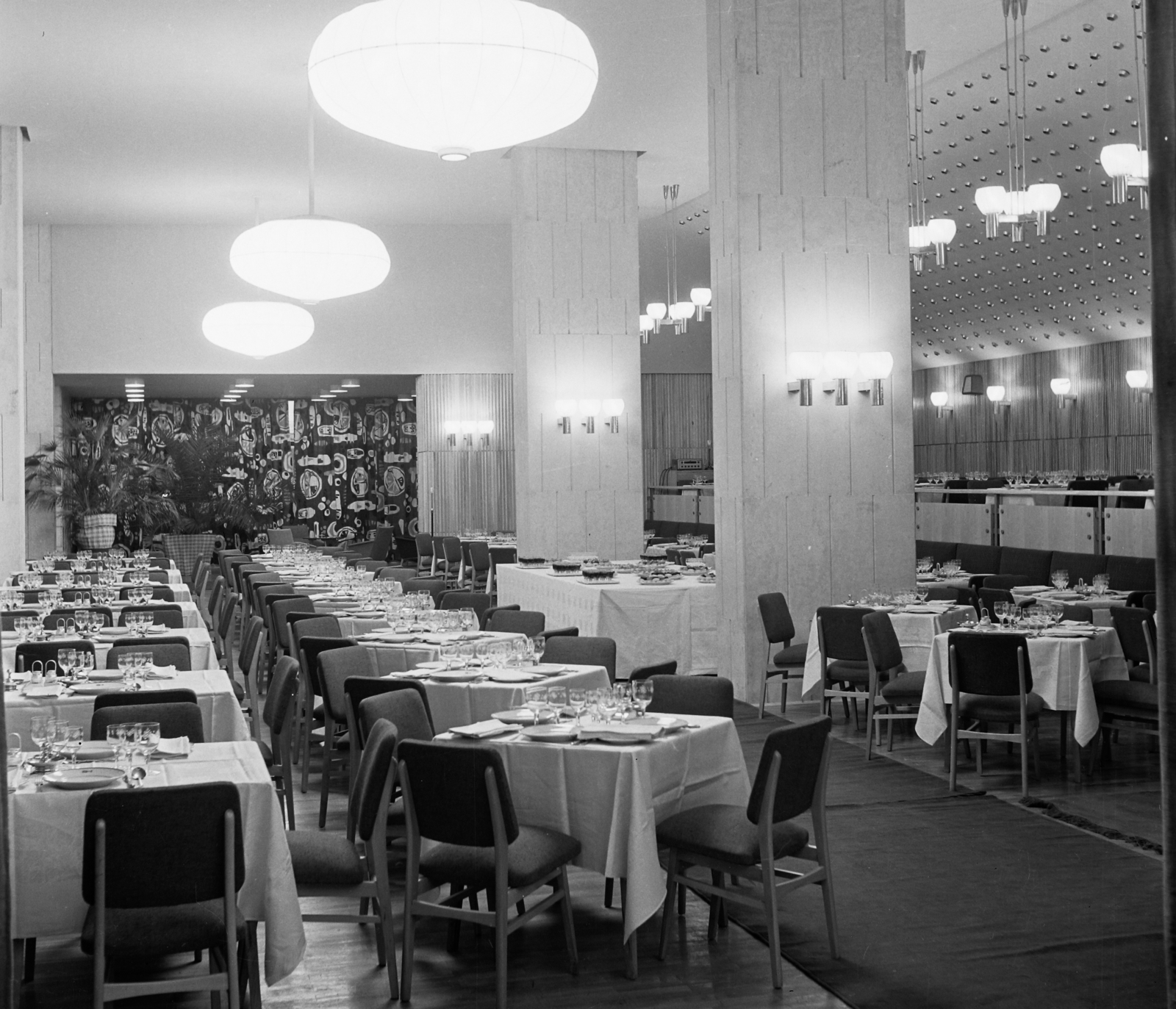 Hungary, Kecskemét, Kossuth tér, Aranyhomok Hotel, étterem., 1963, Bauer Sándor, hotel, interior, ceiling lamp, Fortepan #111722