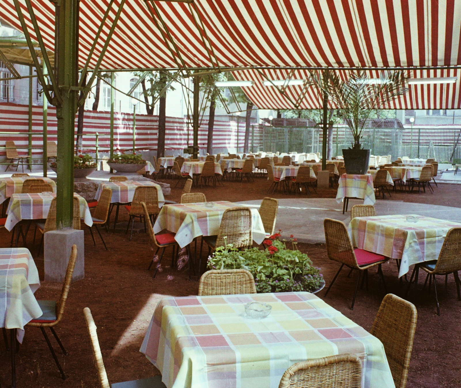 Hungary, Budapest XIV., Thököly út 80., a Thököly étterem kerthelyisége., 1968, Bauer Sándor, colorful, restaurant, Budapest, Fortepan #111745
