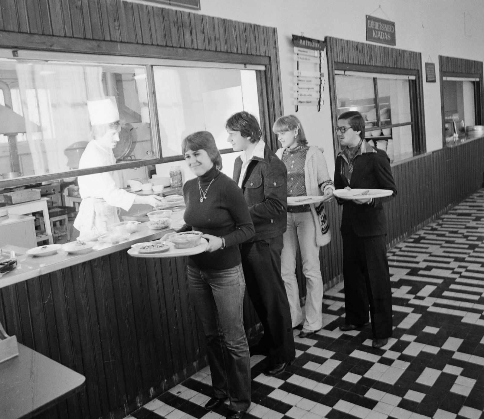 Hungary, Cegléd, Rákóczi út 1., önkiszolgáló étterem a Kossuth szállóban., 1979, Bauer Sándor, women, men, restaurant, self-serving restaurant, tray, Fortepan #111747