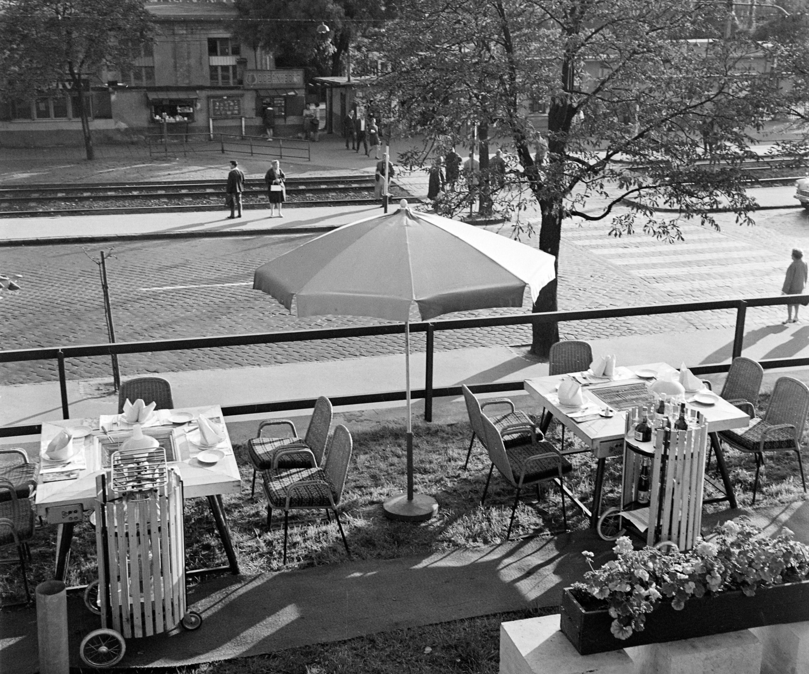 Hungary, Budapest XII.,Budapest II., Szilágyi Erzsébet fasor 47., a Budapest körszálló grillterasza, szemben a Fogaskerekű végállomása., 1970, Bauer Sándor, Budapest, Fortepan #111752