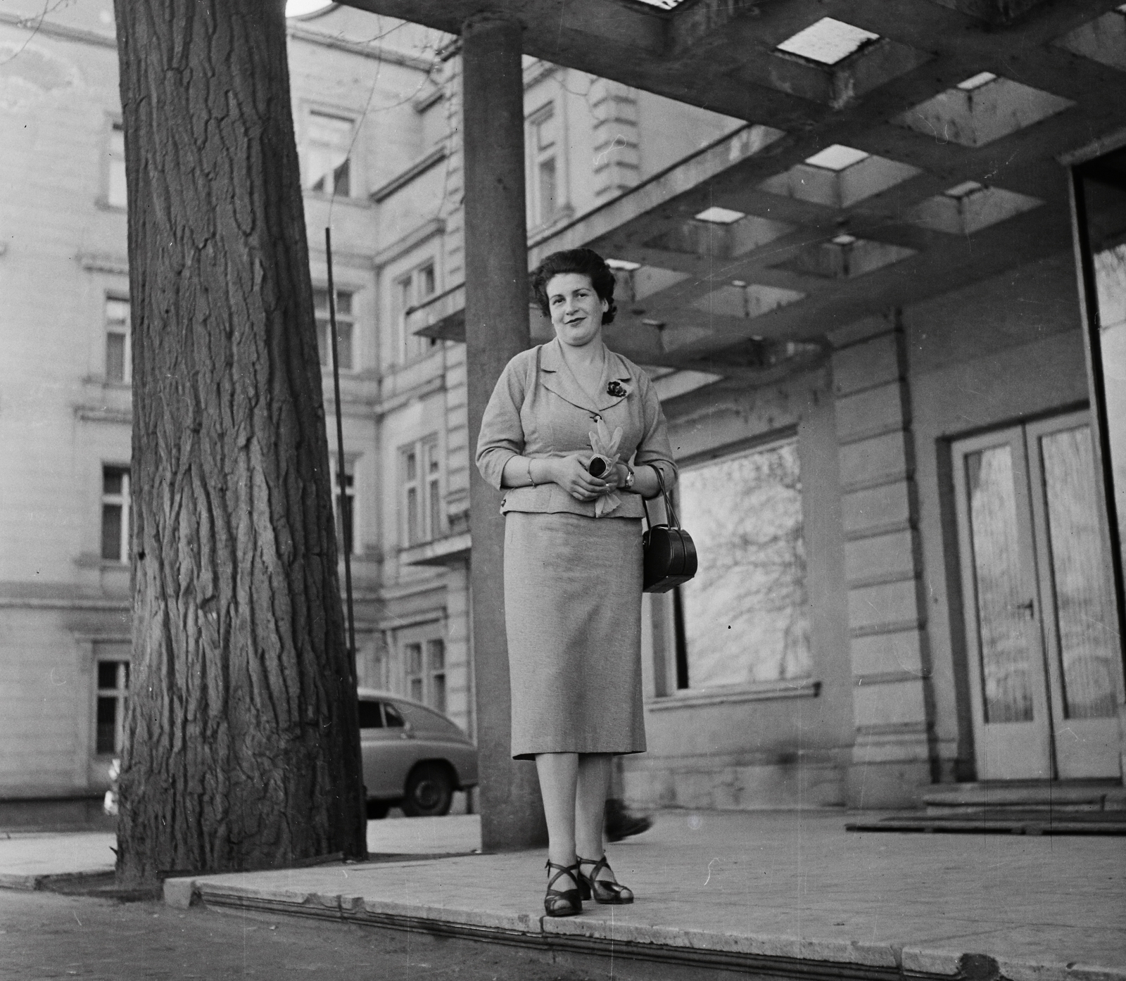 Hungary, Margit Islands, Budapest, Margitszigeti Nagyszálló, főbejárat., 1957, Bauer Sándor, portrait, fashion, shades, gloves, handbag, lady, Fortepan #111754