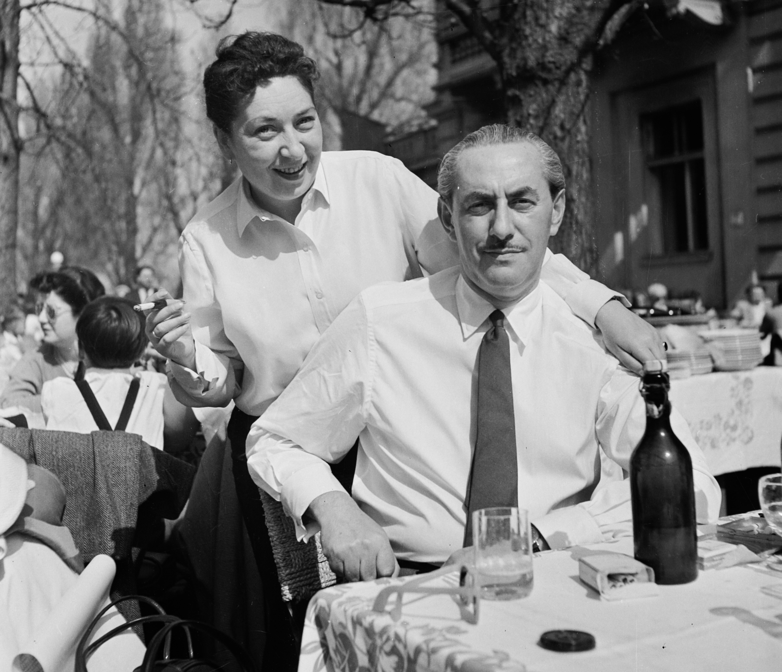 Hungary, Margit Islands, Budapest, Margitszigeti Nagyszálló, terasz., 1957, Bauer Sándor, hospitality, tie, cigarette, smoking, shades, man and woman, cigarette holder, Fortepan #111755