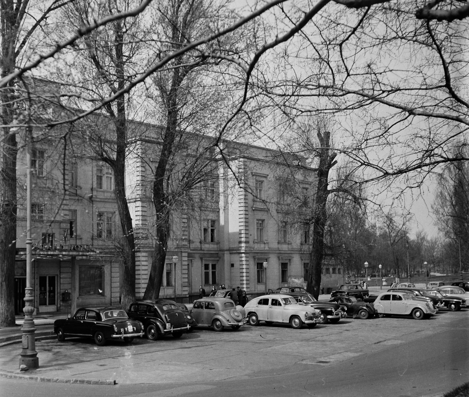 Hungary, Margit Islands, Budapest, Margitszigeti Nagyszálló, főbejárat., 1957, Bauer Sándor, German brand, Soviet brand, GAZ-brand, Fiat-brand, Ford-brand, Italian brand, M20 Pobeda, Buick-brand, Mercedes W120, number plate, Fortepan #111761