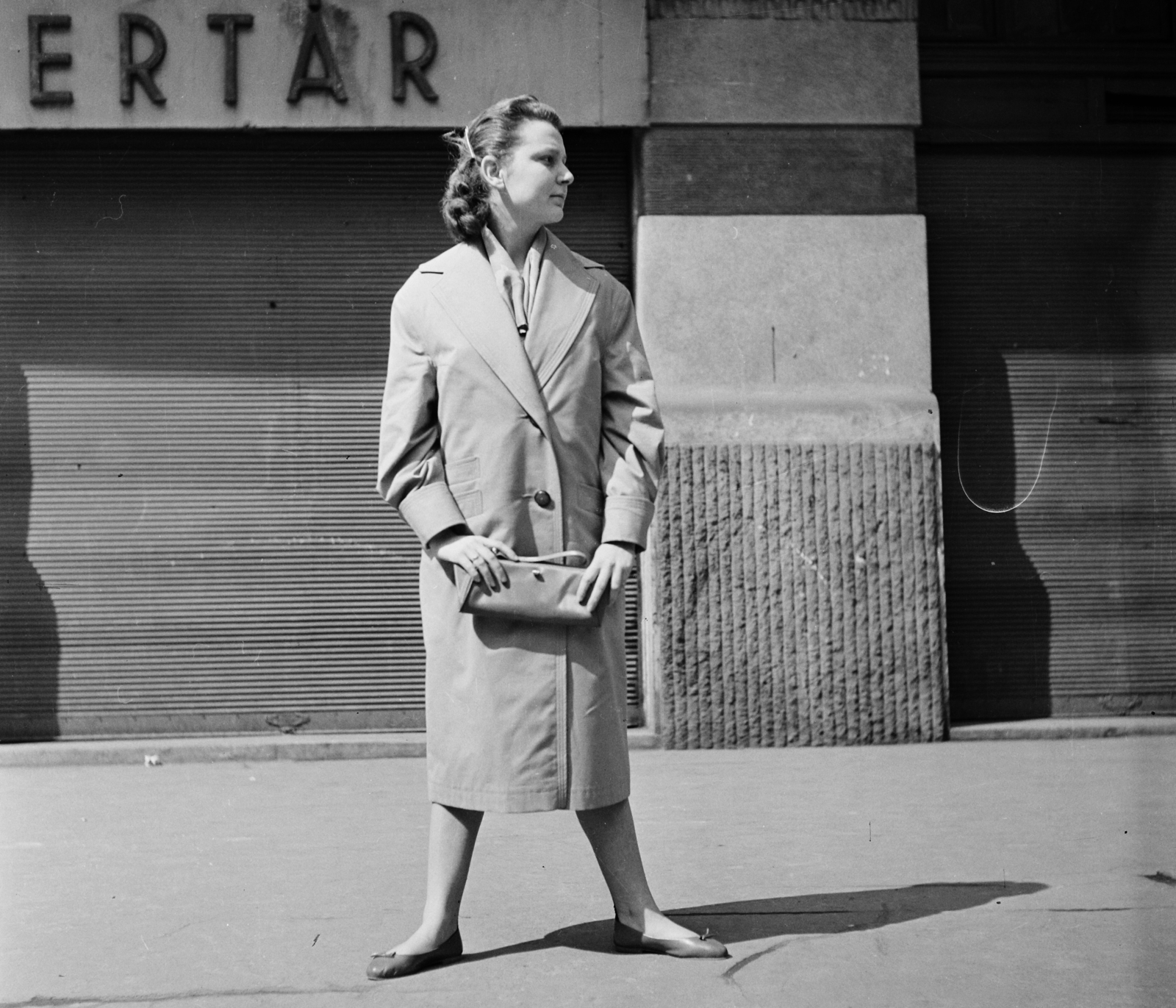 Hungary, Budapest VIII., a felvétel a Népszínház utca 22. - Kiss József (Aggteleki) utca 21. közötti háztömb oldalánál készült., 1957, Bauer Sándor, fashion, pharmacy, bag, shutter, Budapest, Fortepan #111762