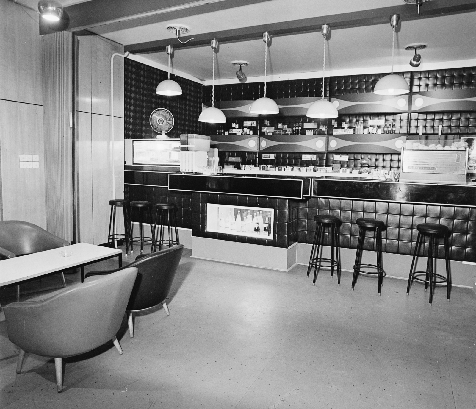Hungary, Pécs, Boszorkány utca, a Pollack Mihály Műszaki Főiskola (később Pécsi Tudományegyetem) büféje., 1978, Bauer Sándor, bar stool, Fortepan #111783