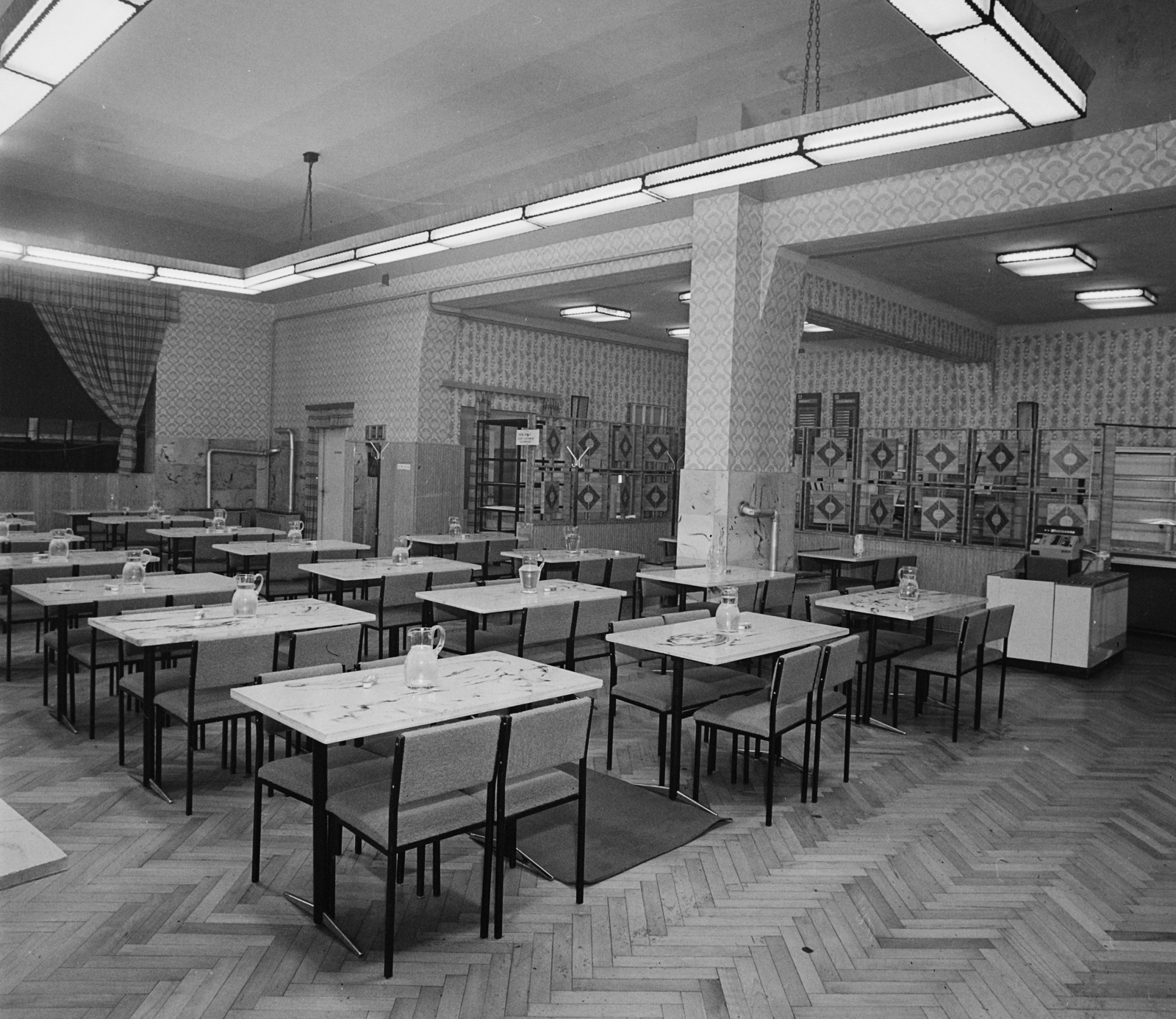 Hungary, Pécs, Kazinczy utca 4., Kazinczy étterem., 1973, Bauer Sándor, restaurant, parquet floor, jug, cash register, self-serving restaurant, Fortepan #111784