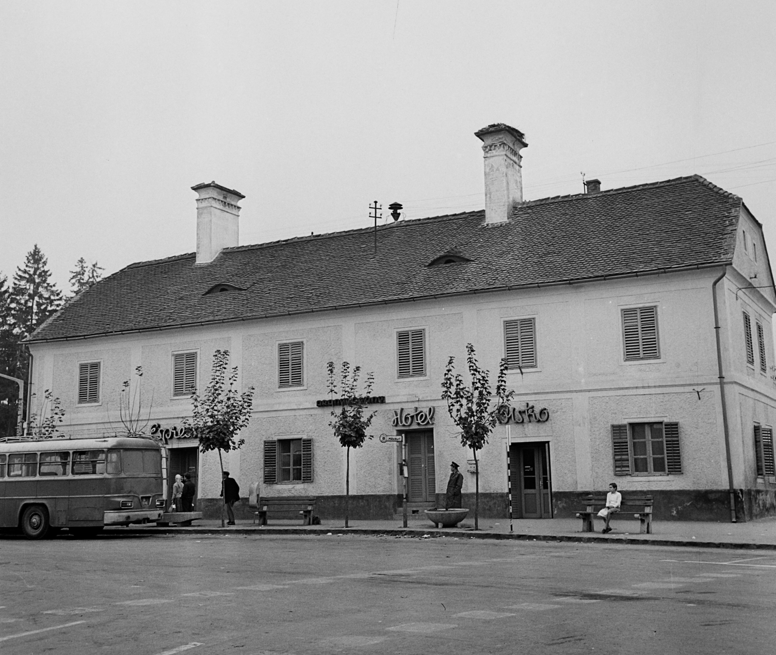 Magyarország, Letenye, Szabadság tér 2., Aranybárány hotel., 1969, Bauer Sándor, szálloda, Ikarus 620/630, neon felirat, Fortepan #111814