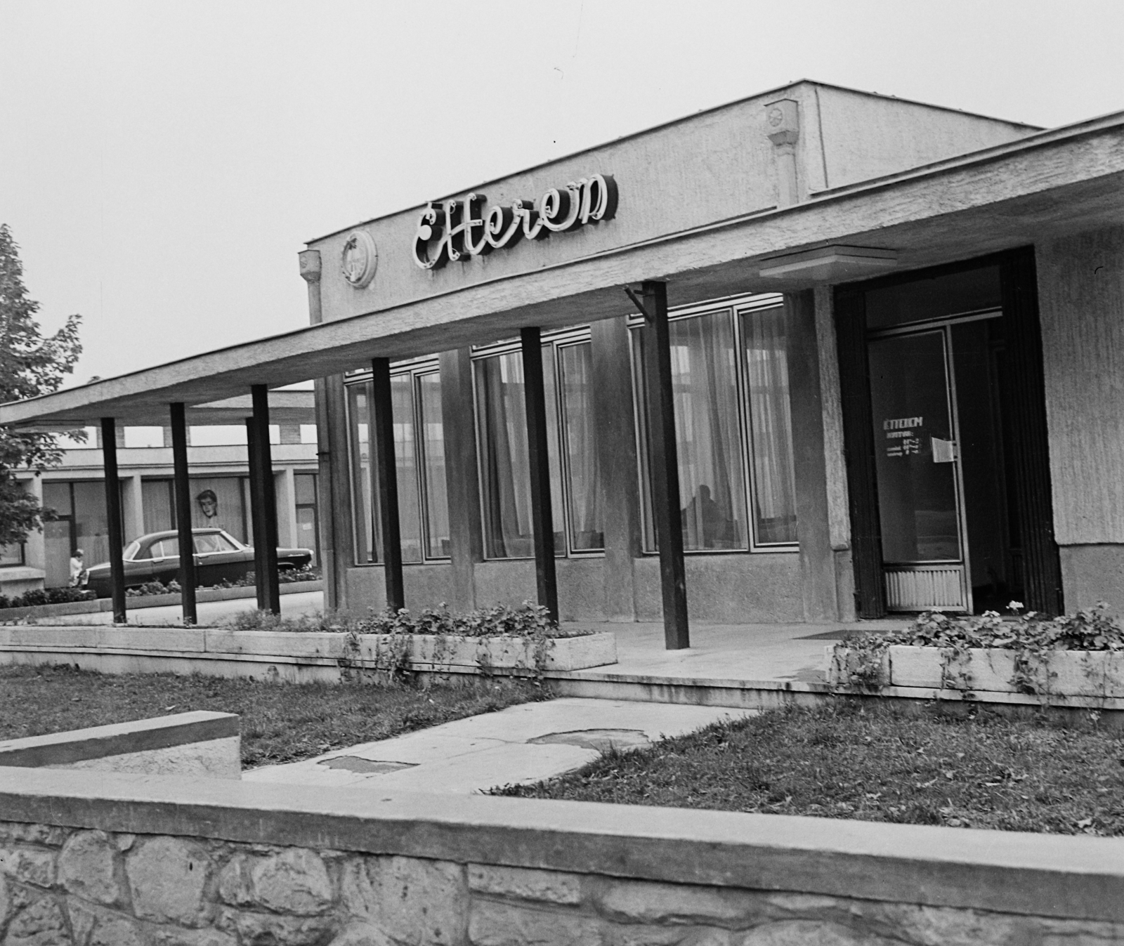 Hungary, Letenye, Aranybárány hotel, étterem., 1969, Bauer Sándor, restaurant, M21 Wolga, neon sign, Fortepan #111815