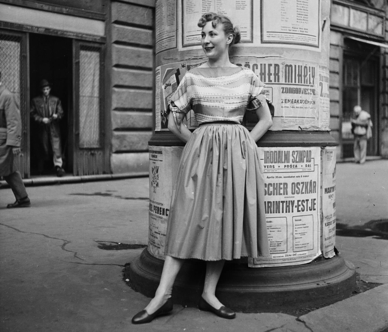 Hungary, Budapest VI., Andrássy út (Népköztársaság útja), a felvétel a 4-es számú ház előtt készült., 1957, Bauer Sándor, fashion, poster, ad pillar, Budapest, Fortepan #111820