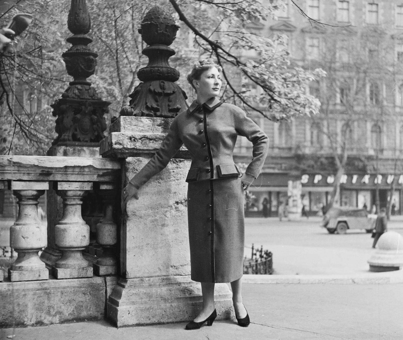 Magyarország, Budapest V.,Budapest VI., Szent István tér, a felvétel a Szent István-bazilika mellett készült, háttérben a Bajcsy-Zsilinszky út., 1957, Bauer Sándor, divat, cégtábla, utcakép, Skoda 1101 VO/P Colonial, manöken, Budapest, sportbolt, Fortepan #111822