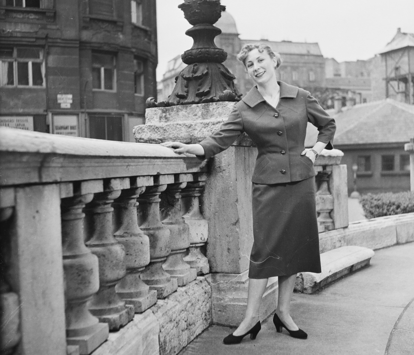Hungary, Budapest V., Szent István tér, a felvétel a Szent István-bazilika előtt készült, középen távolban a Sas utca - Zrínyi utca tornyos sarokháza látszik., 1957, Bauer Sándor, fashion, Budapest, Fortepan #111823