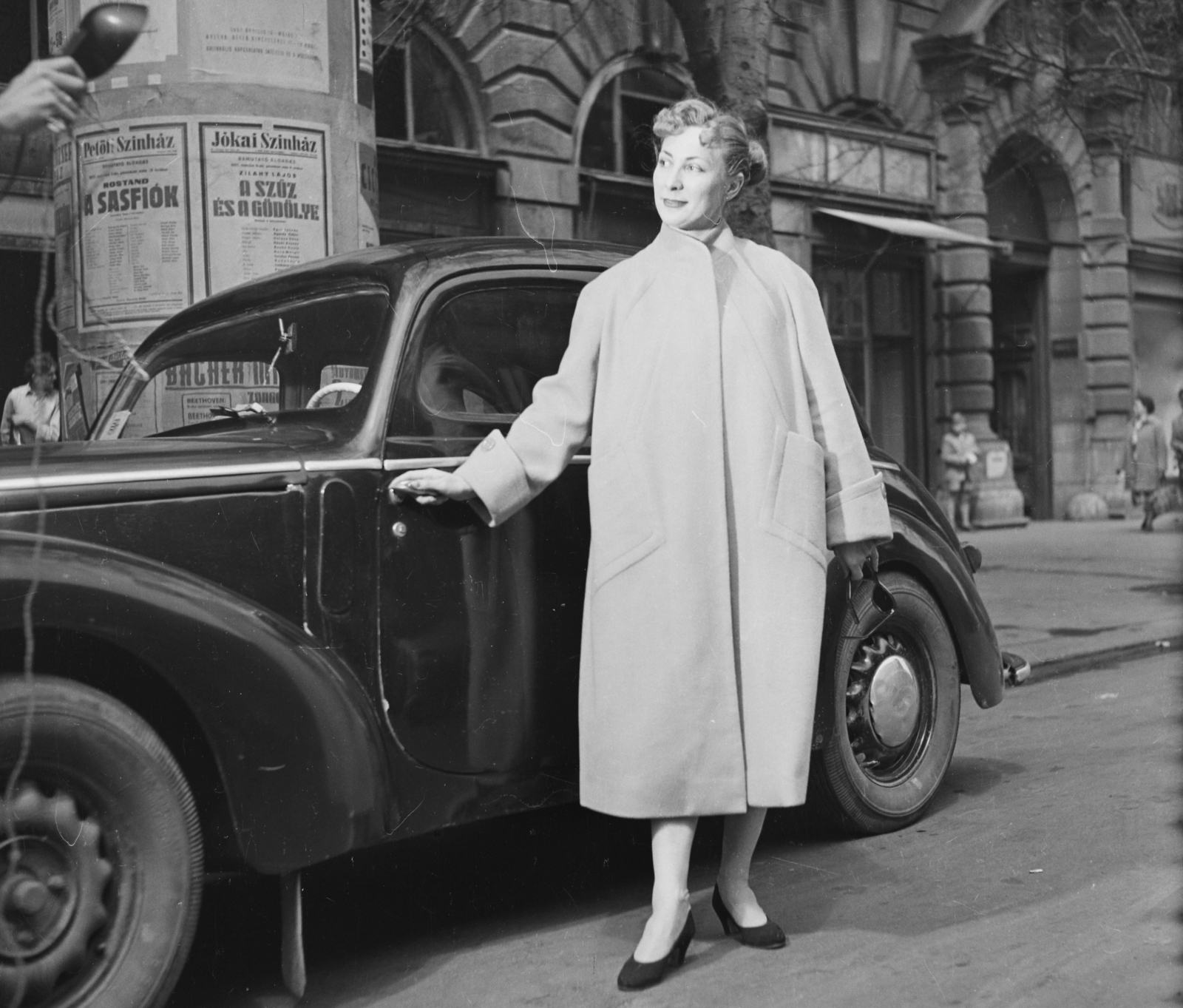 Hungary, Budapest VI., Andrássy út (Népköztársaság útja), a felvétel a 4-es számú ház előtt készült., 1957, Bauer Sándor, fashion, ad pillar, photography, flash, Budapest, girls'n'cars, Fortepan #111828