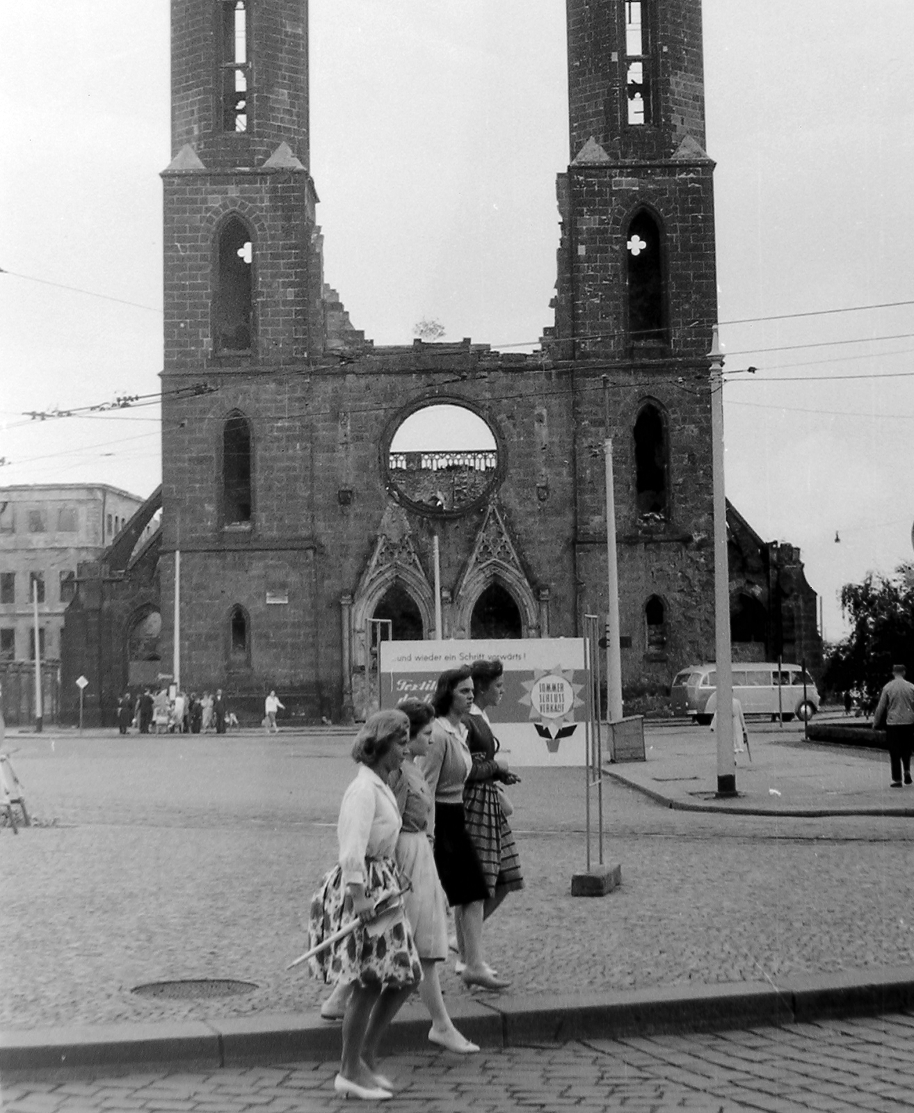 Németország, Drezda, Postplatz, Sophienkirche., 1960, Kurutz Márton, templom, NDK, épületkár, német szöveg, Fortepan #11183