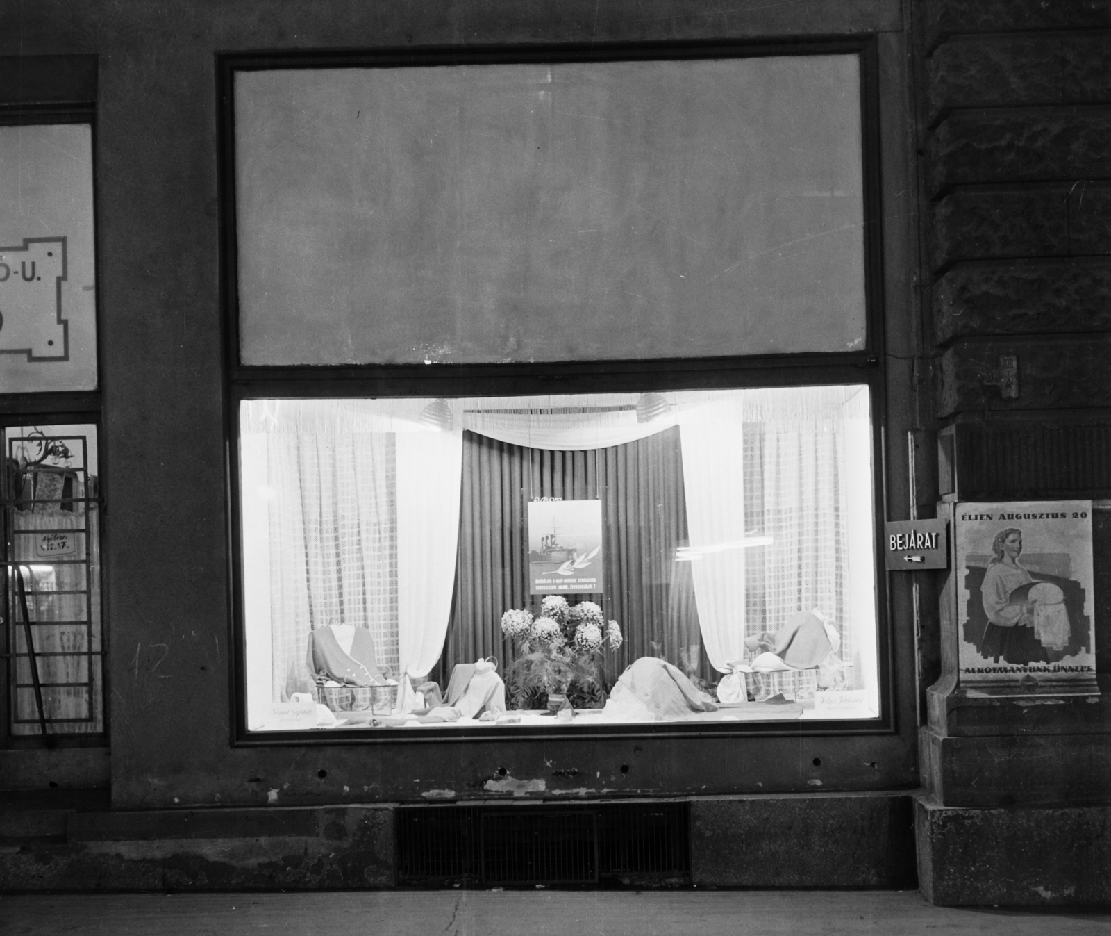 Hungary, Budapest V., Kigyó utca., 1957, Bauer Sándor, Show window, poster, Budapest, Fortepan #111836