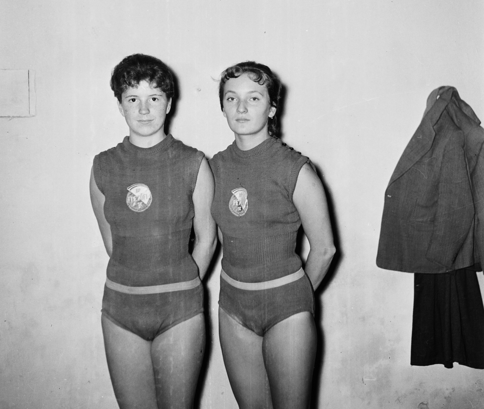 Hungary, a BP Petőfi SC sportolói., 1957, Bauer Sándor, women, double portrait, sport jersey, athletic dress, hands behind the back, Fortepan #111837