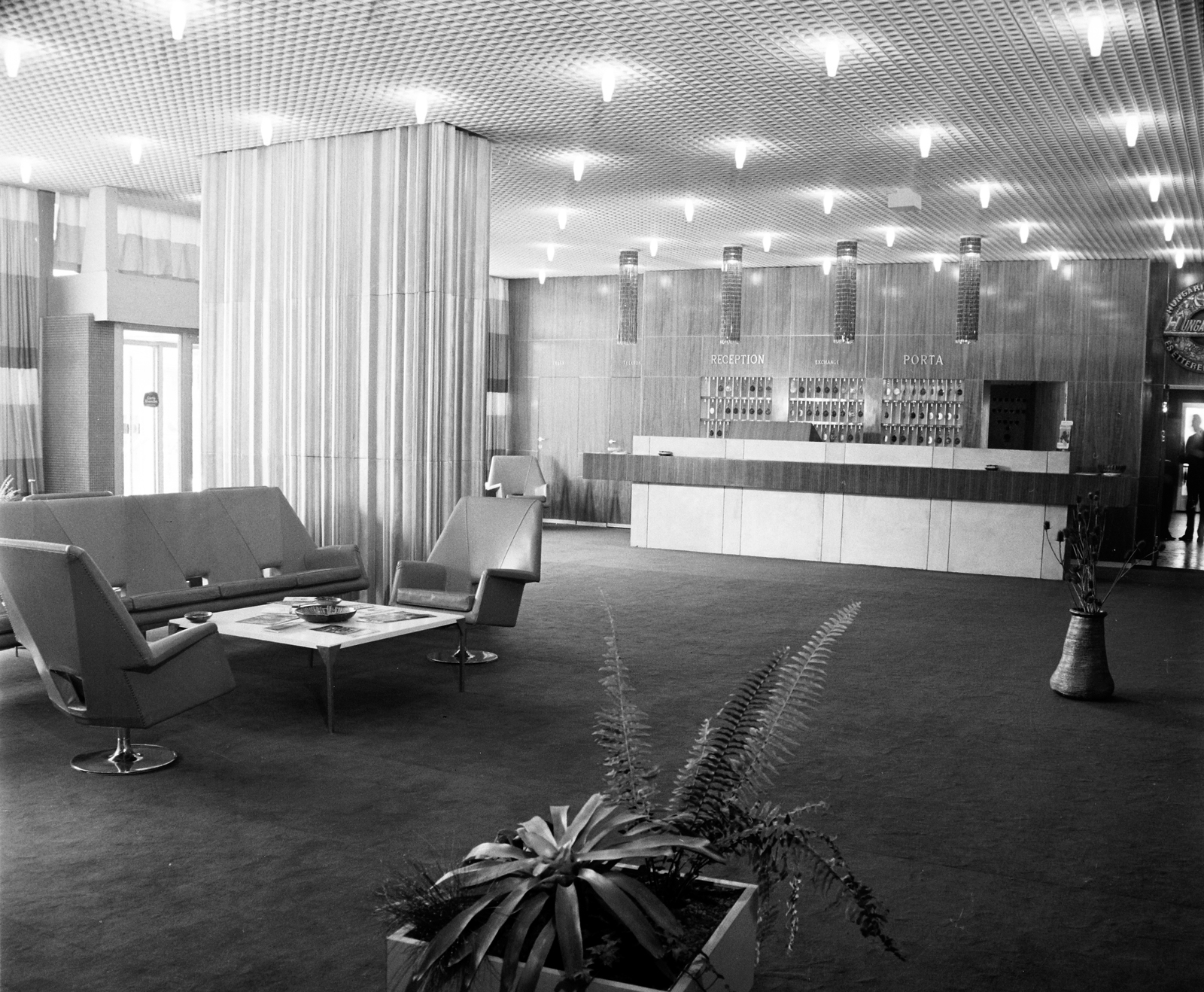 Hungary, Székesfehérvár, Hotel Alba Regia, hall, recepció., 1972, Bauer Sándor, hotel, reception, flower box, Fortepan #111847