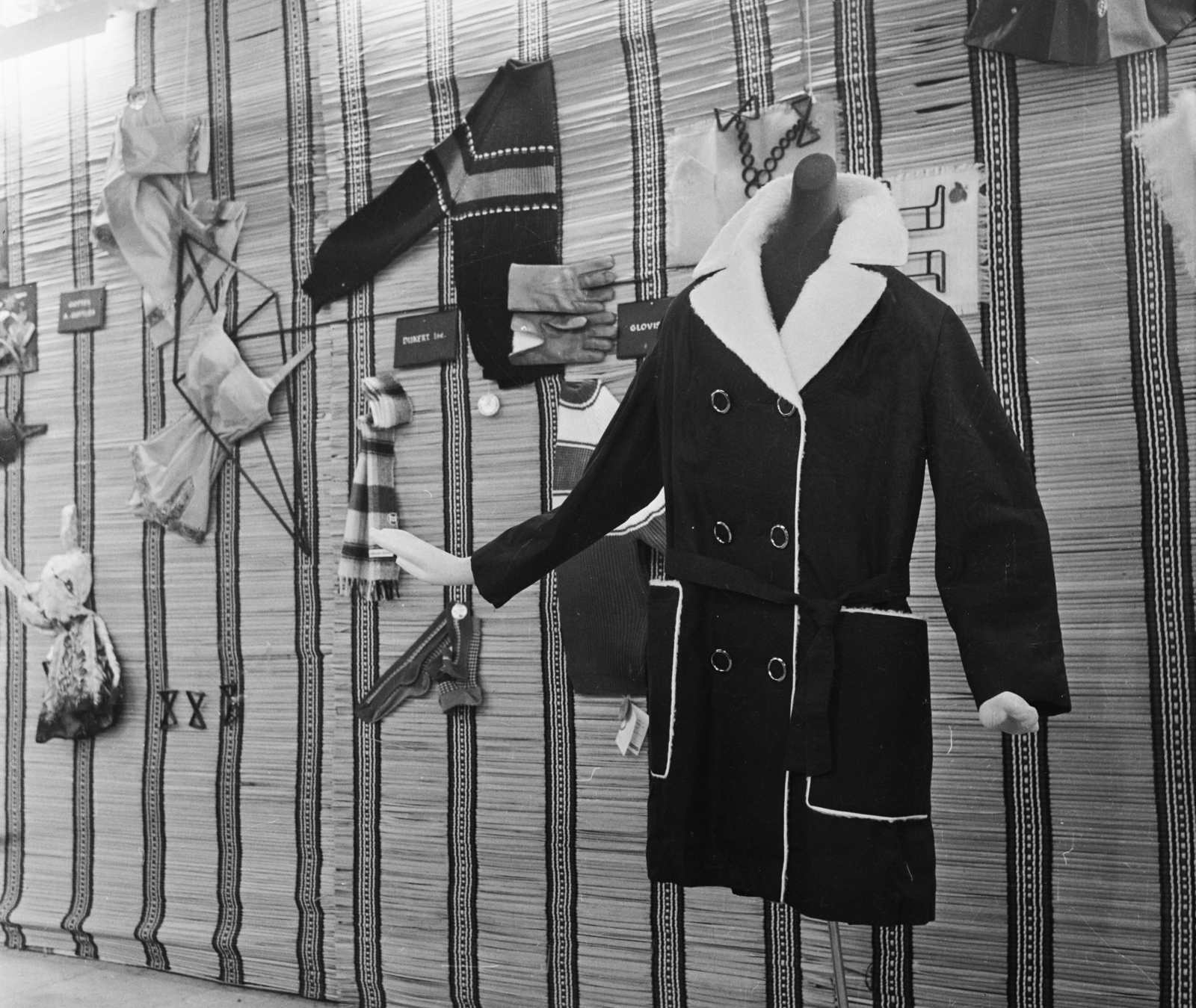 1973, Bauer Sándor, exhibition, mannequin, Fashion store, double-breasted coat, Fortepan #111873