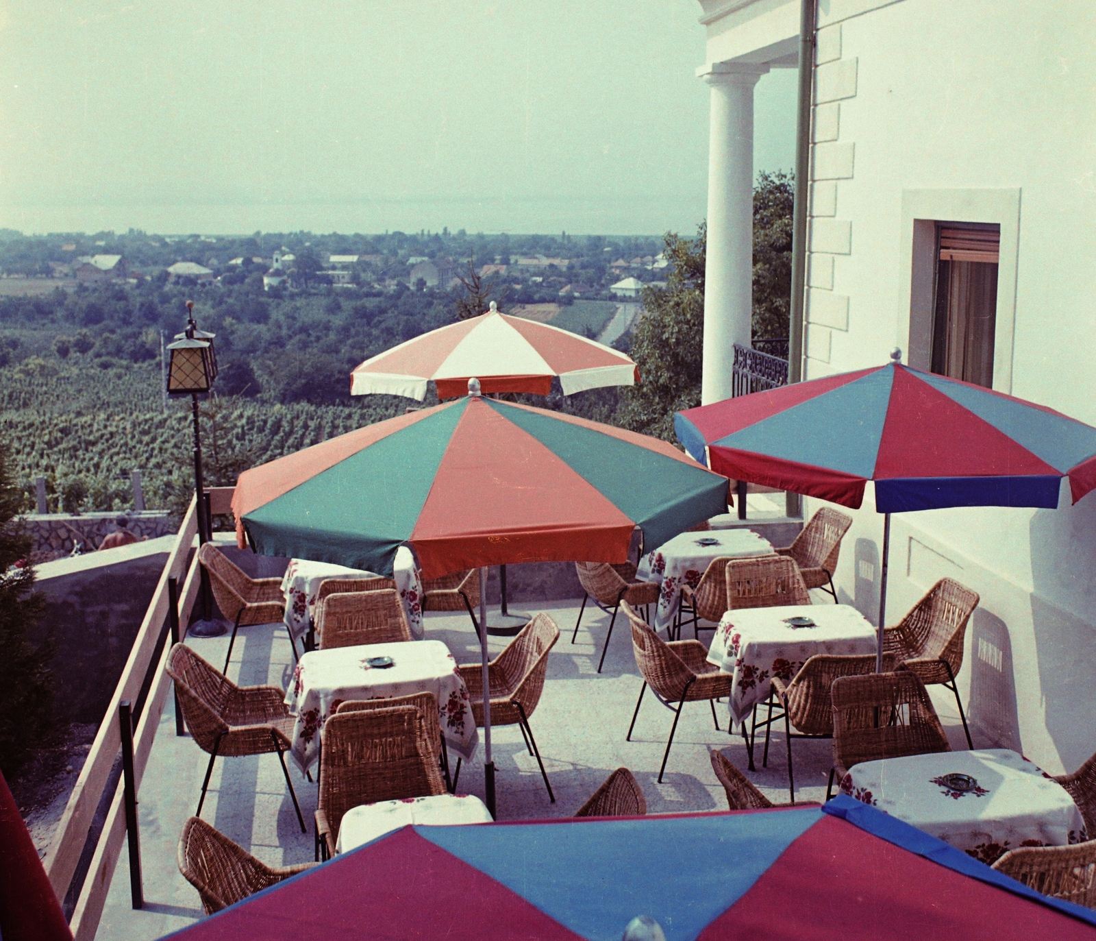 Hungary,Lake Balaton, Vonyarcvashegy, Helikon Taverna., 1969, Bauer Sándor, colorful, sunshades, terrace, Fortepan #111897