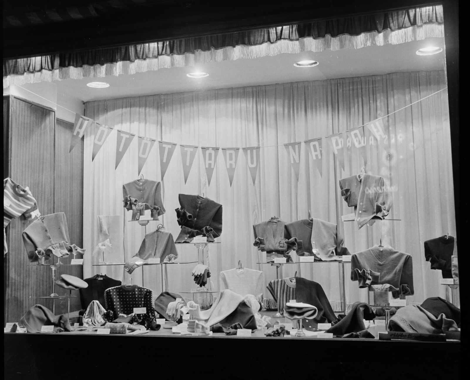 1958, Bauer Sándor, Show window, knitwear, Fortepan #111900