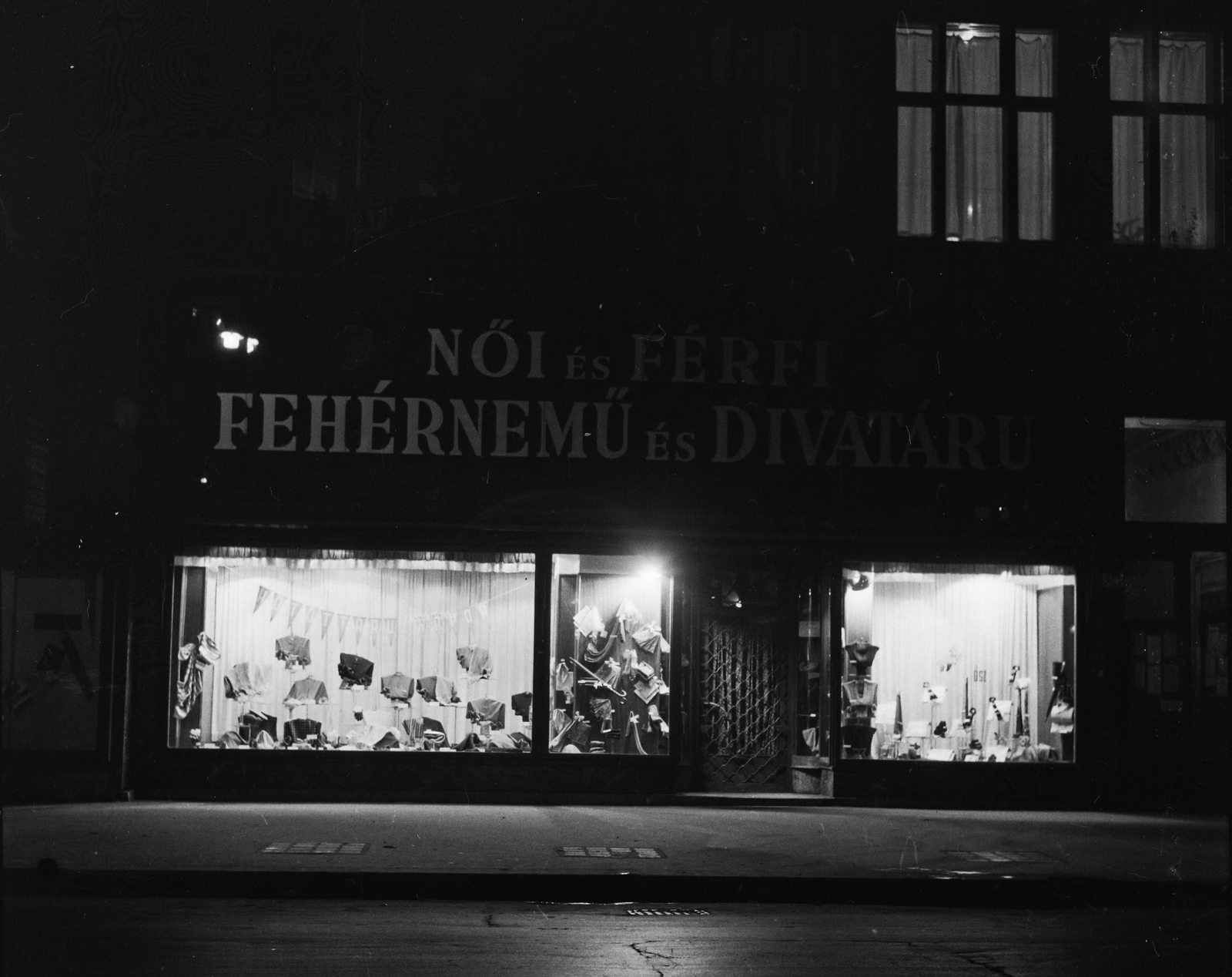 1958, Bauer Sándor, Show window, night, store display, Fashion store, lingerie, Fortepan #111902