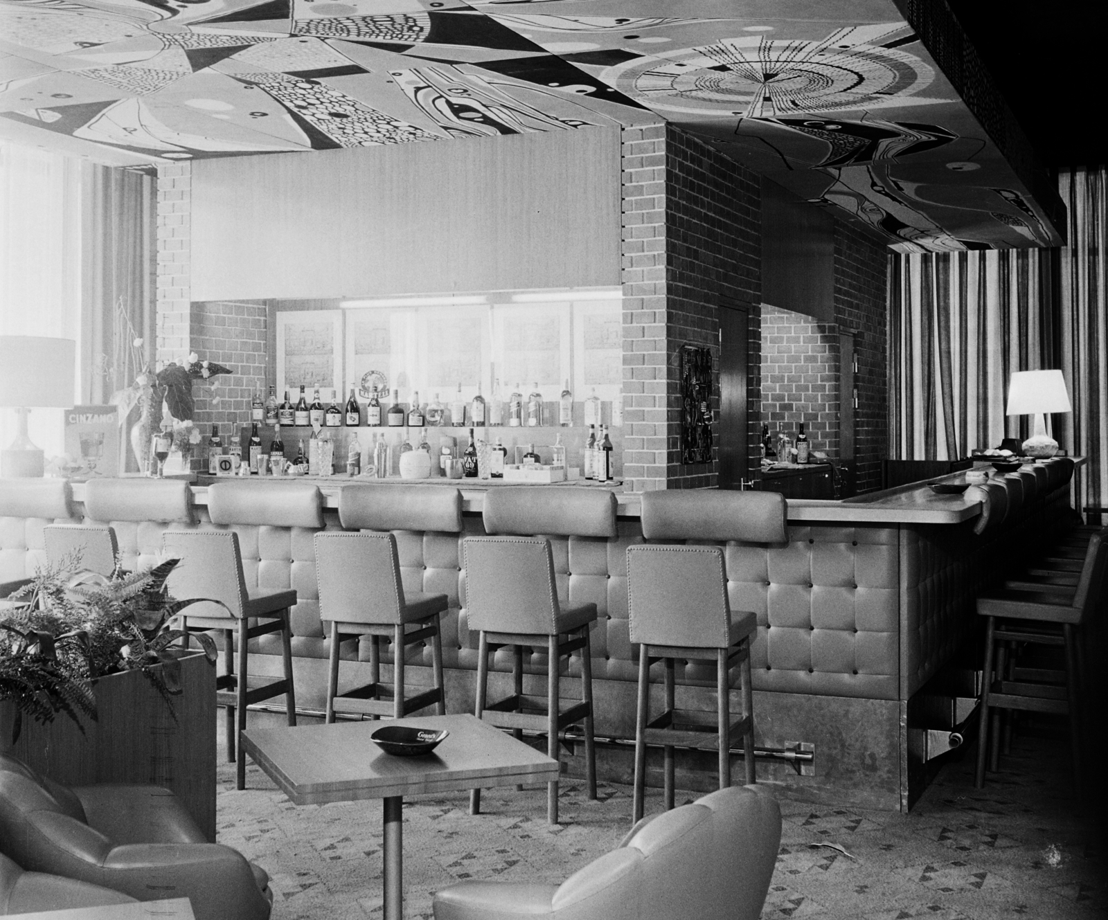 Hungary, Budapest V., Hotel Duna Intercontinental, Rendez Vous coctail bár. Textil álmennyezet (Gulás Zsuzsa textilművész, 1969.)., 1970, Bauer Sándor, Budapest, Fortepan #111913