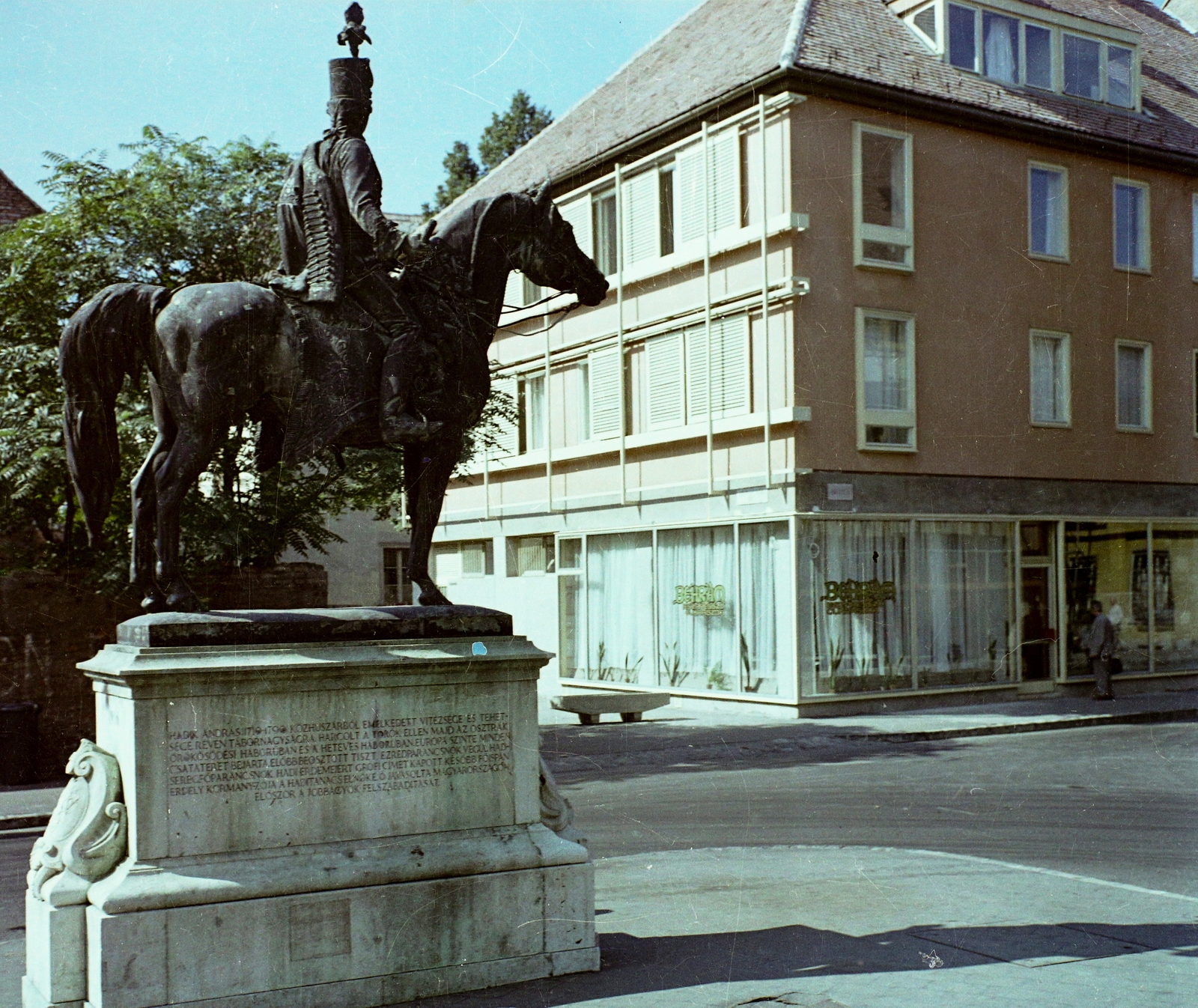 Hungary, Budapest I., Szentháromság utca - Úri utca sarok, Behrám presszó. Az előtérben Hadik András lovasszobra (ifj. Vastagh György, 1937.)., 1970, Bauer Sándor, colorful, horse sculpture, Budapest, Fortepan #111919