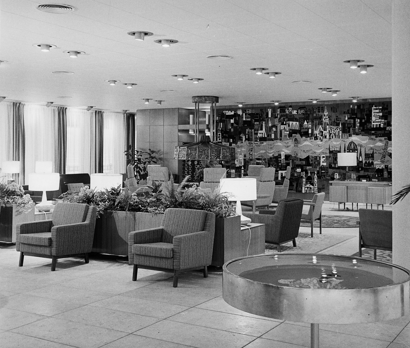 Hungary, Budapest V., Hotel Duna Intercontinental, hall. Háttérben a Budapest-faliszőnyeg (Bán István textilművész, 1969.)., 1970, Bauer Sándor, Budapest, Fortepan #111929