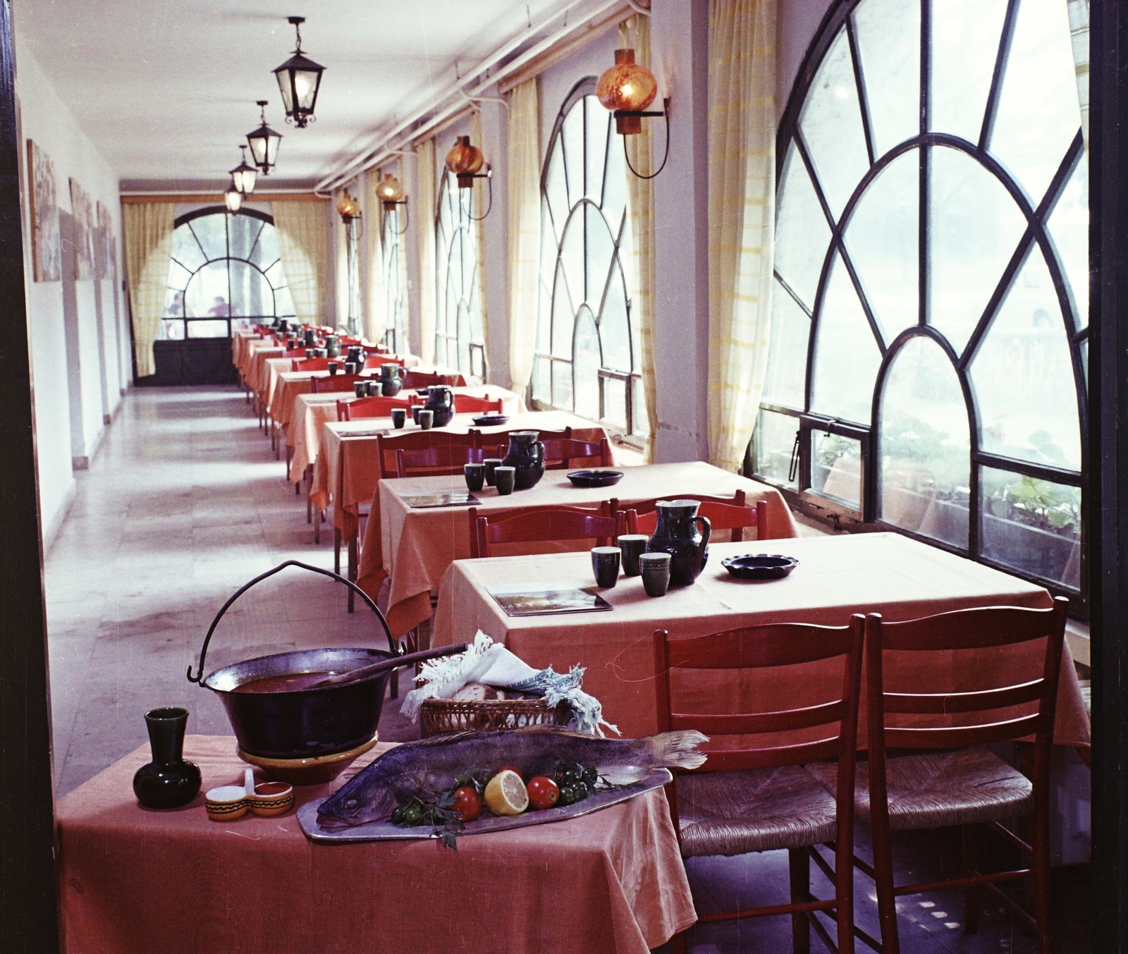 Hungary, Dunaújváros, Szigeti út 2., Dunagyöngye Halászcsárda., 1973, Bauer Sándor, colorful, restaurant, cauldron, fish, Fortepan #111958