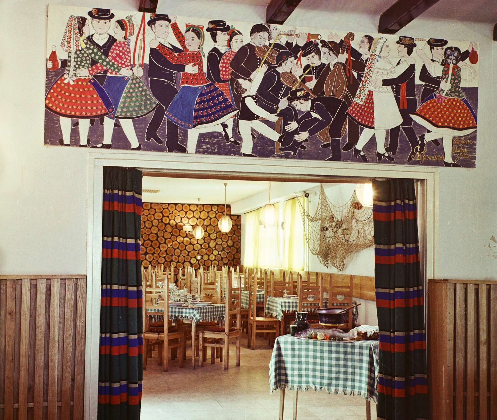 Hungary, Dunaújváros, Szigeti út 2., Dunagyöngye Halászcsárda. Az ajtó fölött Vankóné Dudás Juli naiv festő alkotása., 1973, Bauer Sándor, colorful, folk costume, painting, Fortepan #111959