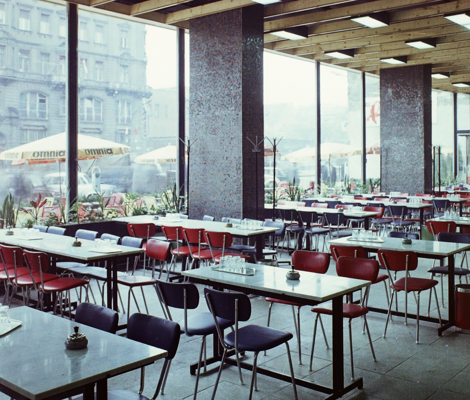 Magyarország, Budapest VII., Károly (Tanács) körút, Centrál önkiszolgáló étterem., 1970, Bauer Sándor, színes, Budapest, Fortepan #111965