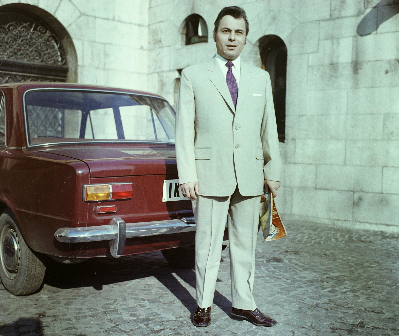 Hungary, Halászbástya, Budapest I., 1973, Bauer Sándor, fashion, colorful, Soviet brand, Lada-brand, newspaper, suit, automobile, number plate, Budapest, Fortepan #111973