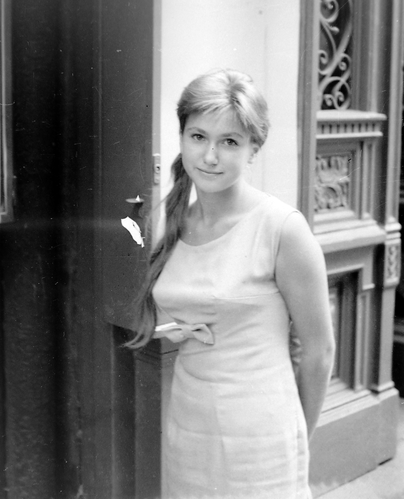 1962, Kurutz Márton, portrait, woman, half-smile, gateway, Fortepan #11198