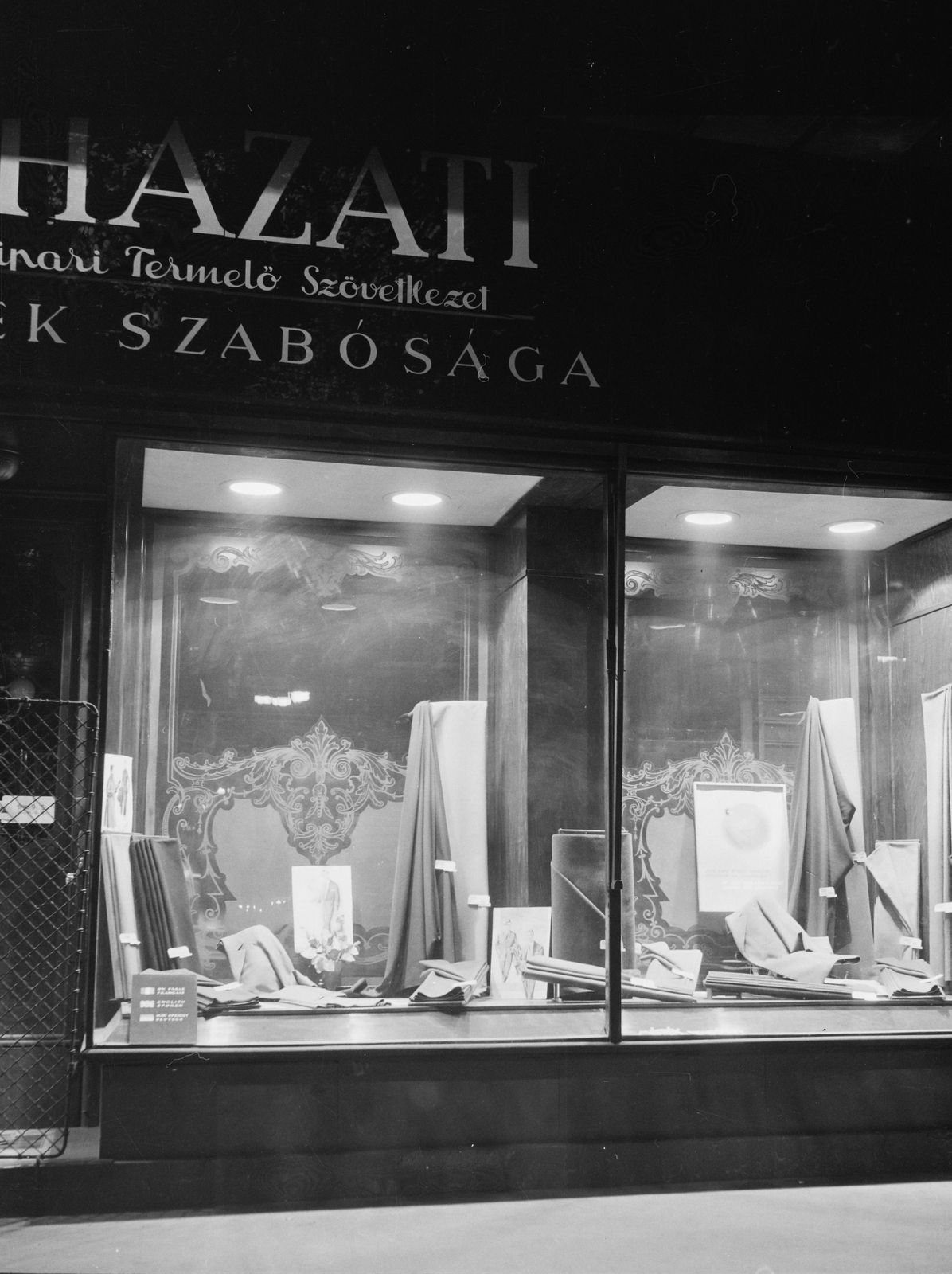 Hungary, Budapest VI., Andrássy út (Népköztársaság útja) 17., 1958, Bauer Sándor, Show window, tailors, Budapest, Fortepan #111990