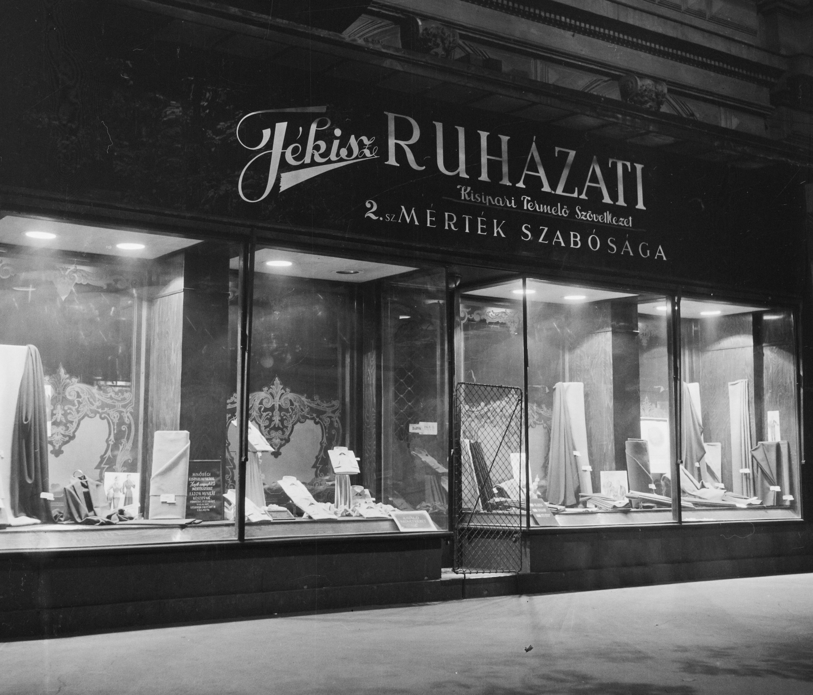 Magyarország, Budapest VI., Andrássy út (Népköztársaság útja) 17., 1958, Bauer Sándor, kirakat, szabóság, Budapest, ajtórács, Fortepan #111993