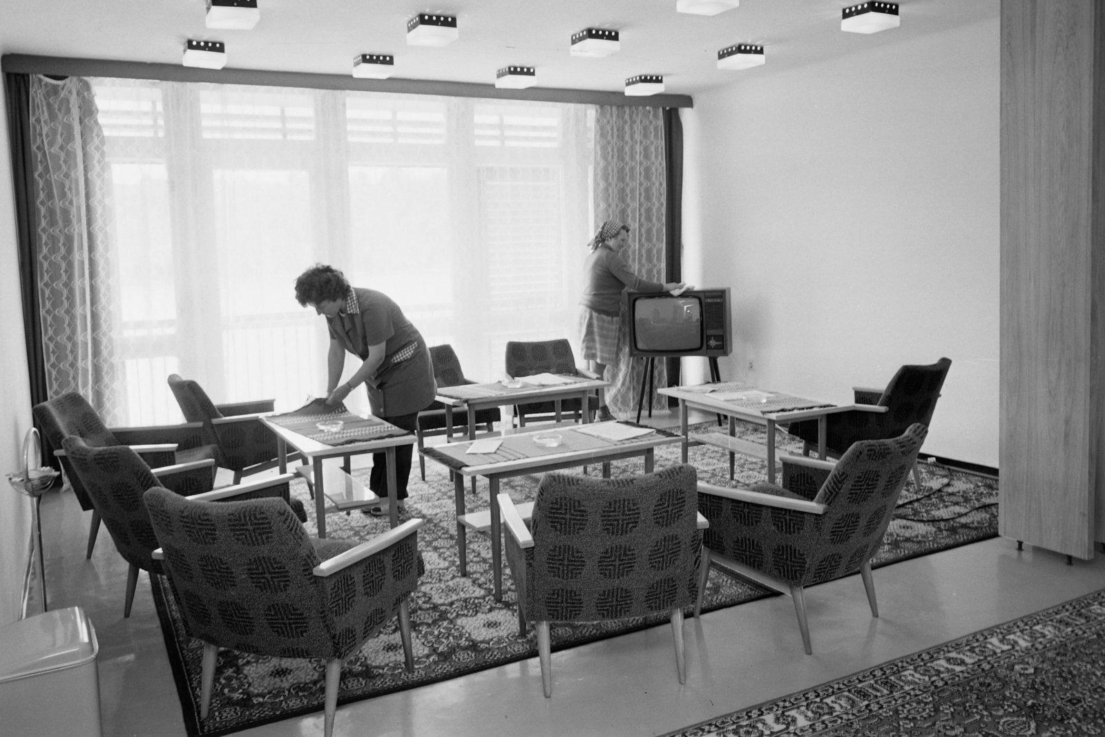 Magyarország, Bánk, a Tó Hotel egyik szobája., 1977, Bauer Sándor, függöny, szőnyeg, nők, munka, asztal, hamutartó, fotel, takarítás, TV készülék, társalgó, Fortepan #112027