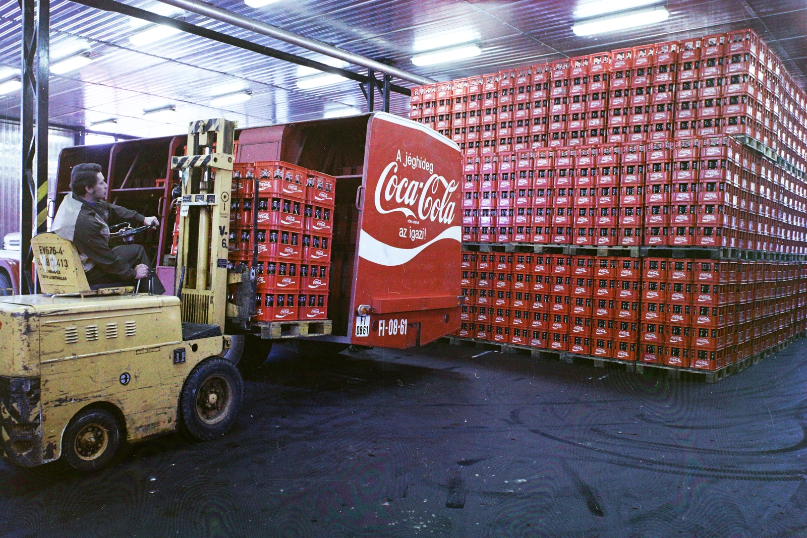 Magyarország, Budapest X., Bánya utca 35., Magyar Likőripari Vállalat Kőbányai Likőrgyára, Coca-Cola palackozó üzem., 1975, Bauer Sándor, színes, magyar gyártmány, teherautó, Csepel-márka, rendszám, targonca, Csepel D450, Coca-Cola, Budapest, Fortepan #112051