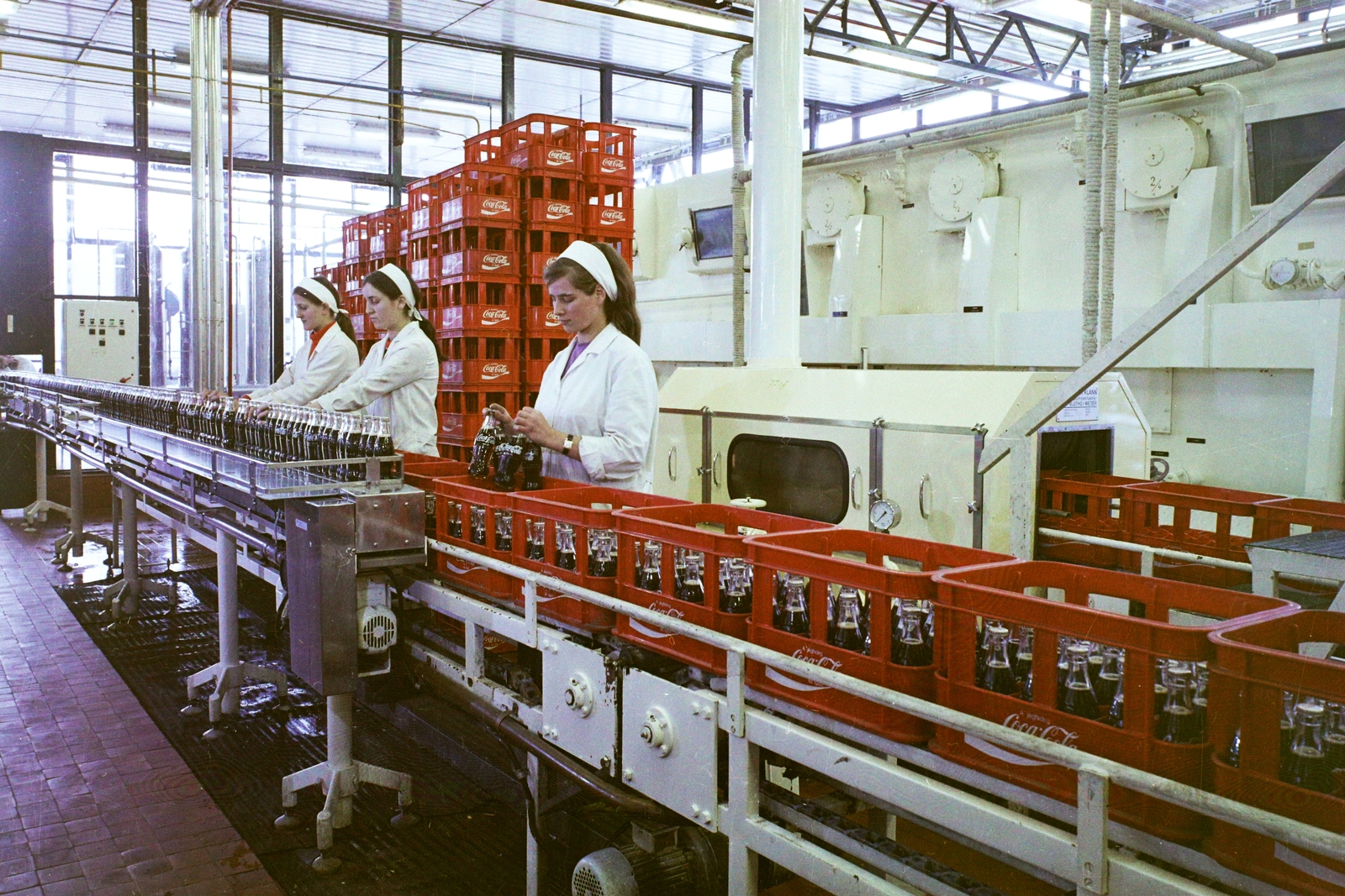 Magyarország, Budapest X., Bánya utca 35., Magyar Likőripari Vállalat Kőbányai Likőrgyára, Coca-Cola palackozó üzem., 1975, Bauer Sándor, színes, üzem, rekesz, Coca-Cola, Budapest, Fortepan #112052