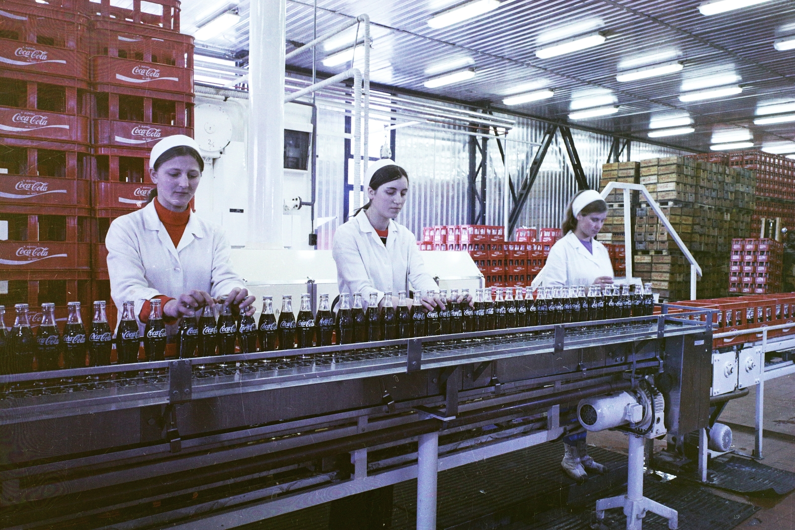 Magyarország, Budapest X., Bánya utca 35., Magyar Likőripari Vállalat Kőbányai Likőrgyára, Coca-Cola palackozó üzem., 1975, Bauer Sándor, színes, üzem, üdítőital, Coca-Cola, Budapest, Fortepan #112053