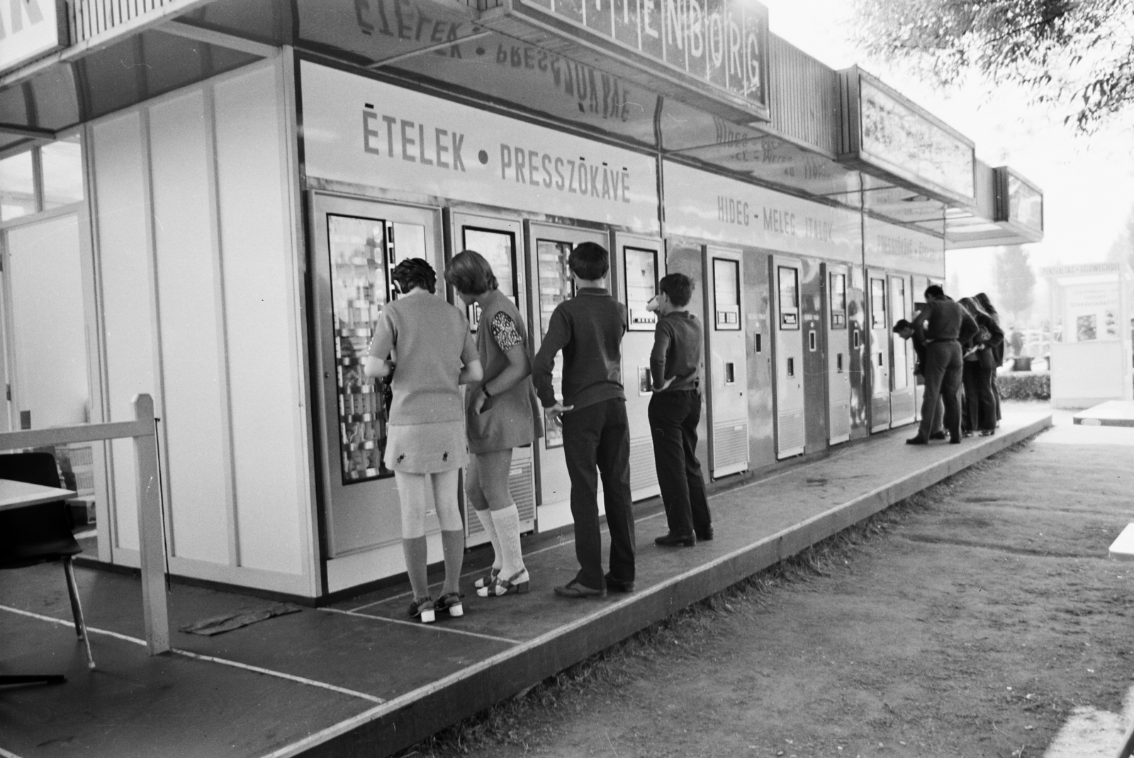 Hungary, Budapest X., Albertirsai úti vásárterület., 1970, Bauer Sándor, food-dispensing machine, Budapest, Fortepan #112057