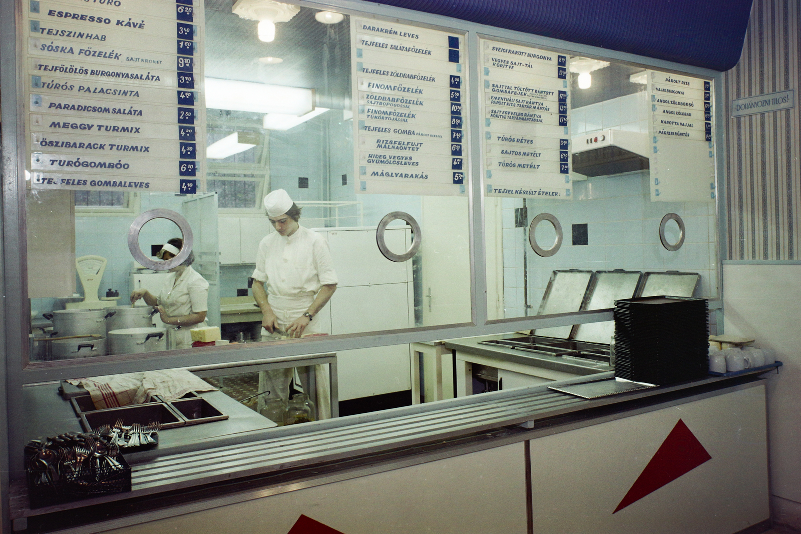 Hungary, Budapest XIII., Csanády utca 28., Tej bisztró., 1974, Bauer Sándor, colorful, restaurant, kitchen, chef, self-serving restaurant, Budapest, Fortepan #112062