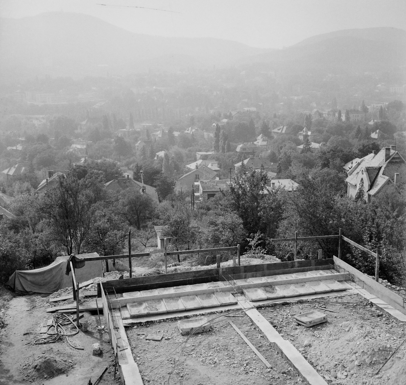 Magyarország, Budapest II., kilátás az épülő Bimbó út 212. számú háztól Hűvösvölgy felé, távolban balra a János-hegy., 1969, Bauer Sándor, Budapest, Fortepan #112074