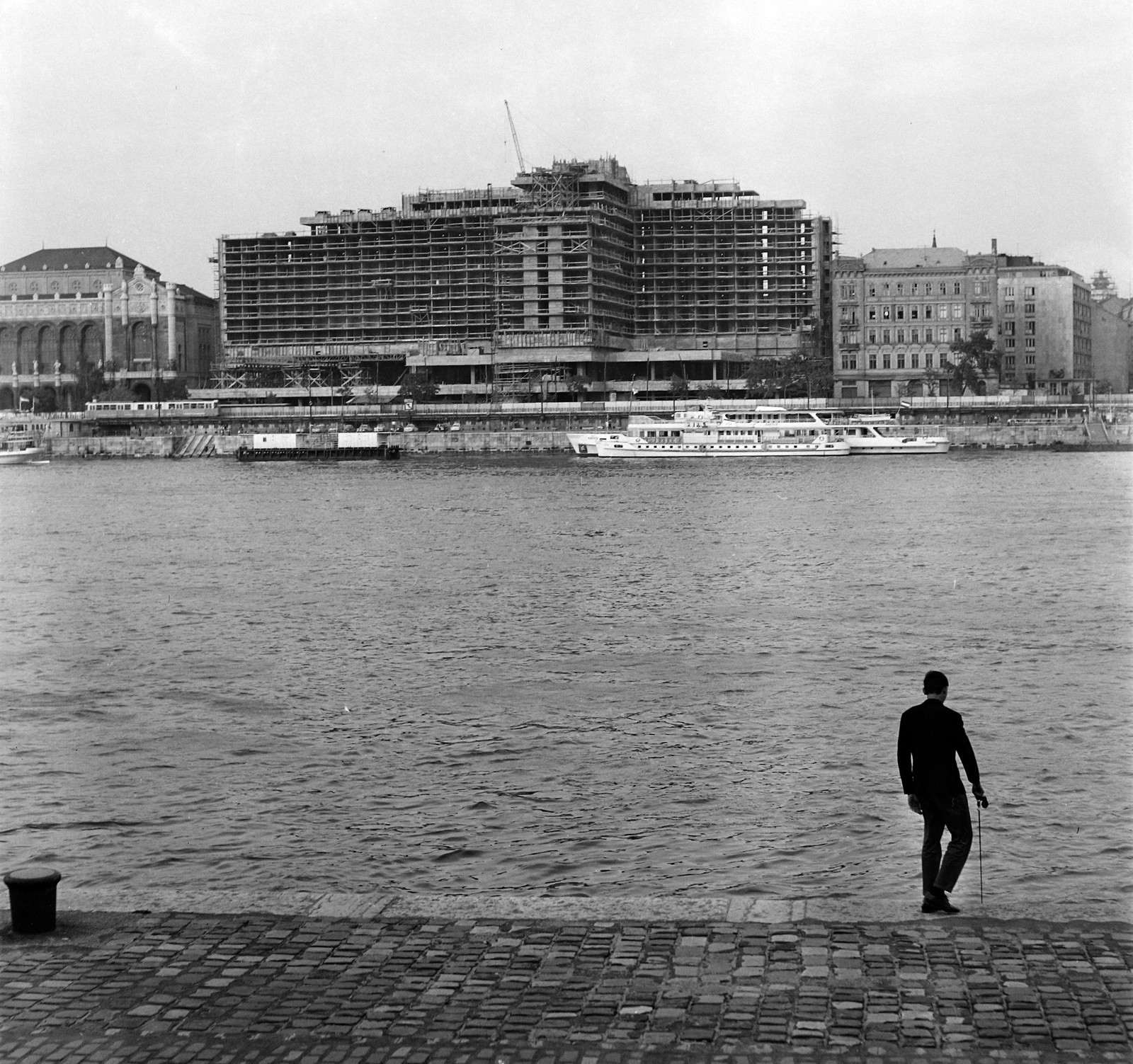 Hungary, Budapest V.,Budapest I., a Vigadó és az épülő Hotel Duna Intercontinental a budai alsó rakpartról nézve., 1969, Bauer Sándor, hotel, Frigyes Feszl-design, damaged building, modern architecture, Jozsef Finta-design, Budapest, events' center, Fortepan #112078