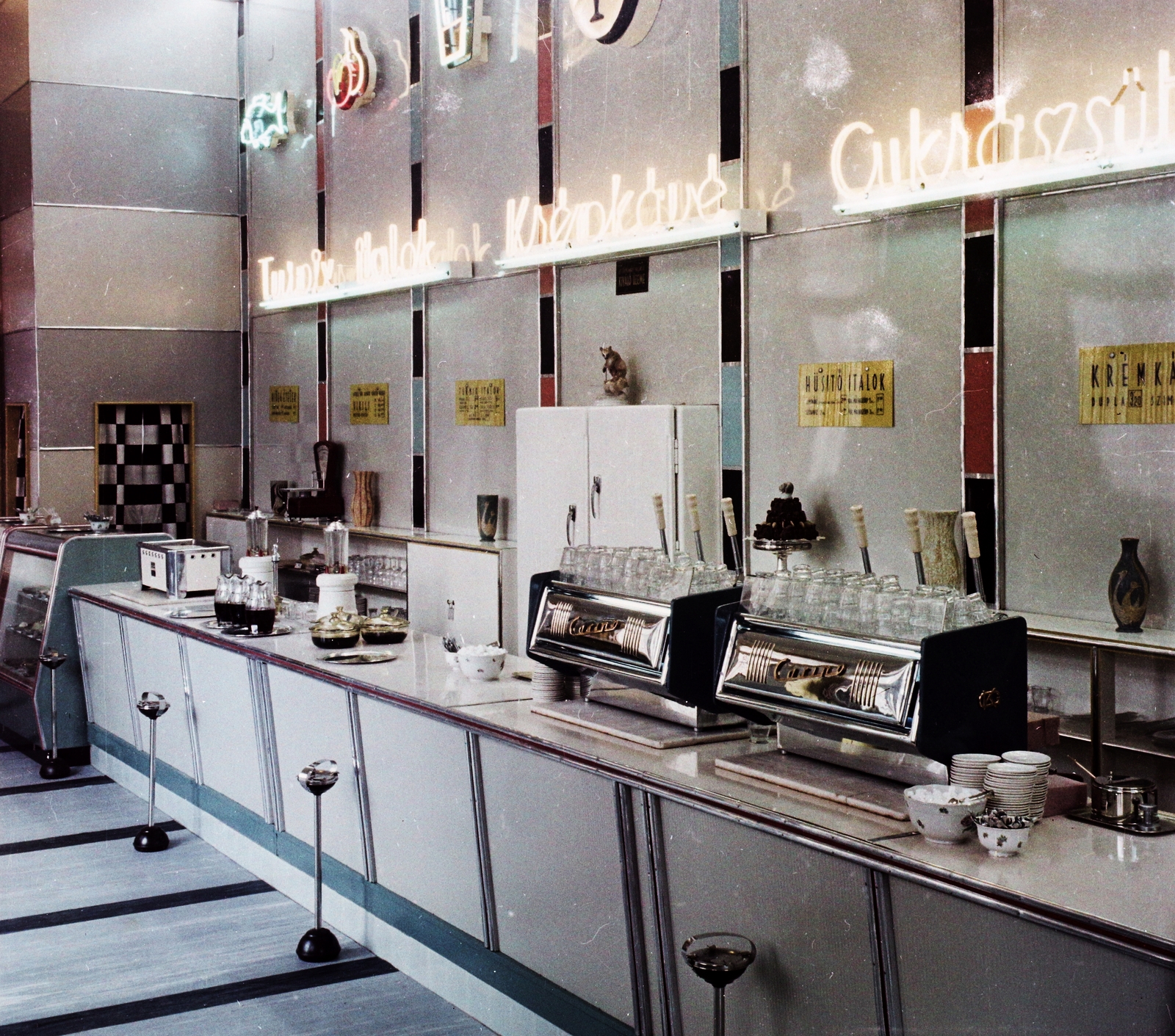 Hungary, Budapest VIII., József körút 45., Baross Mackó büfé., 1960, Bauer Sándor, colorful, espresso, ashtray, neon sign, Budapest, Fortepan #112099
