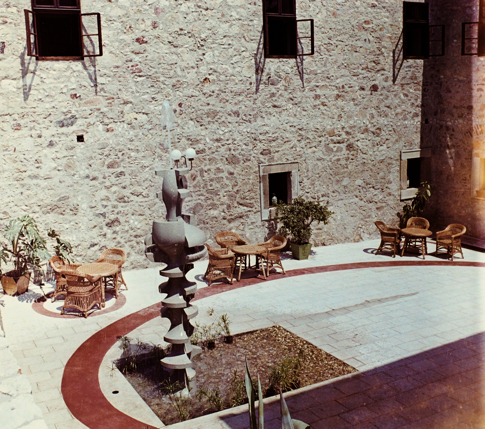 Hungary, Sárospatak, várnegyed, a Borostyán Szálló és Étterem (egykor trinitárius kolostor, ma múzeum: Múzsák Temploma) udvara., 1968, Bauer Sándor, colorful, sculpture, hotel, Trinitarians, Fortepan #112105